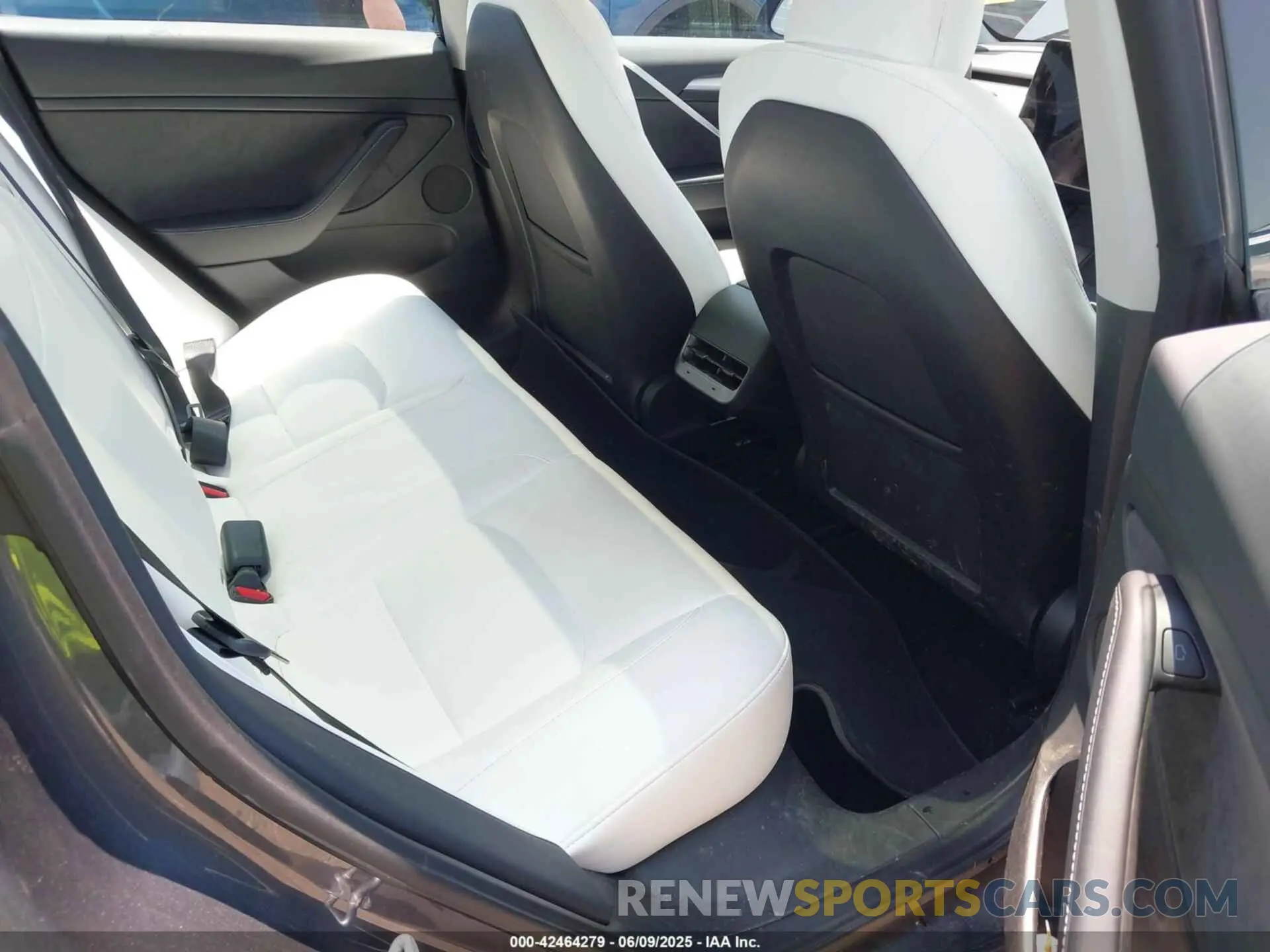 8 Photograph of a damaged car 5YJ3E1EB0PF631633 TESLA MODEL 3 2023