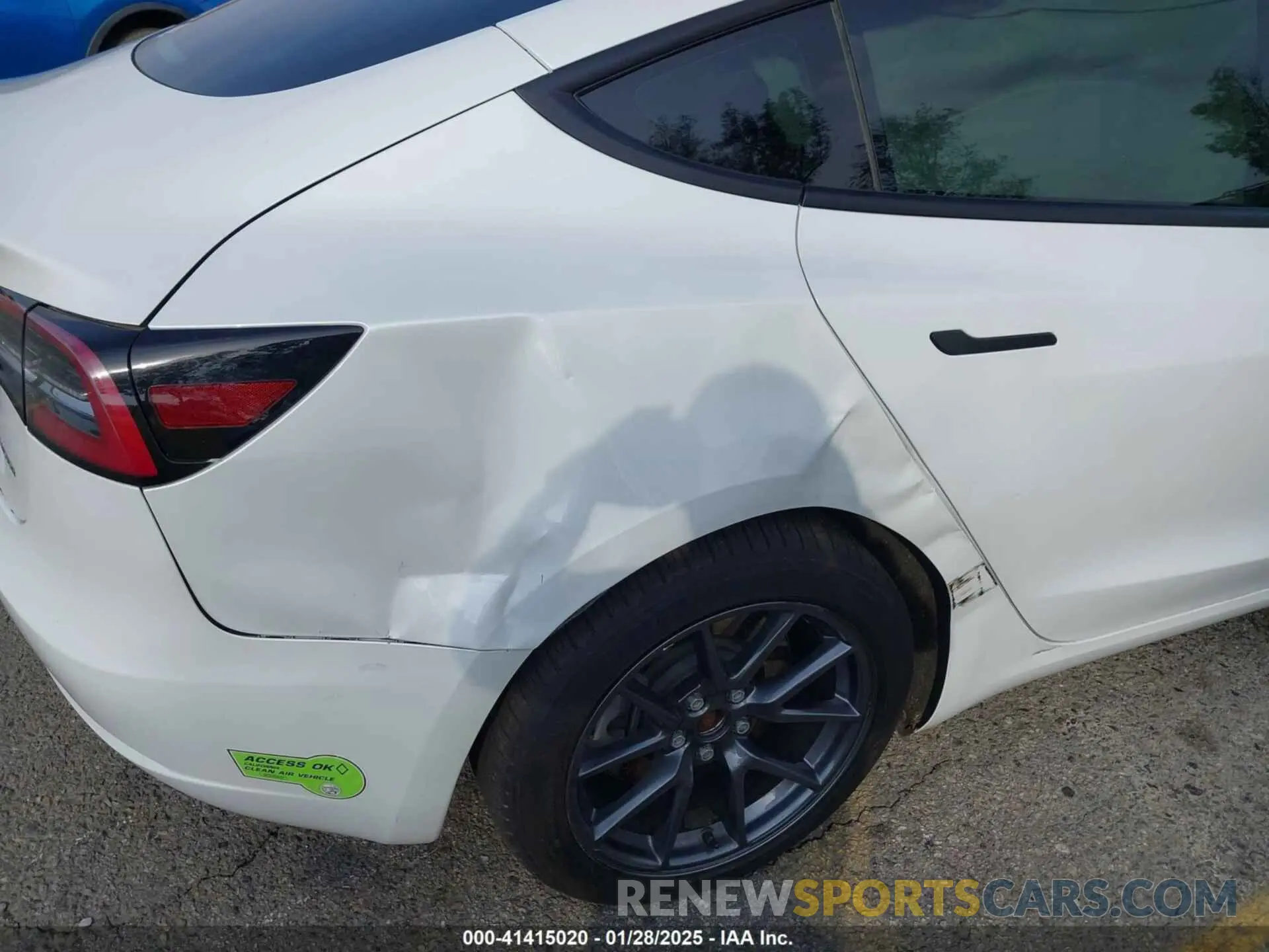 18 Photograph of a damaged car 5YJ3E1EB8PF392249 TESLA MODEL 3 2023