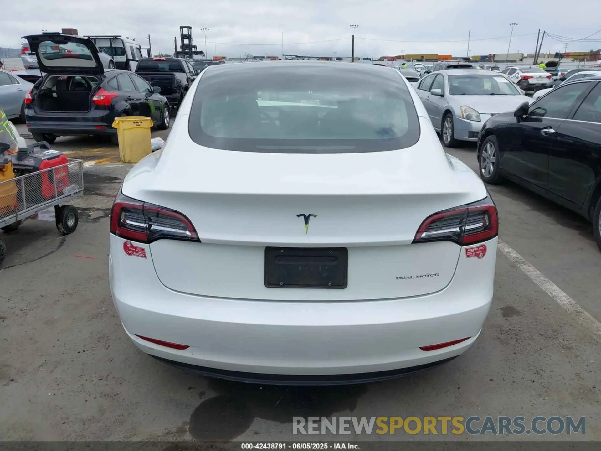 16 Photograph of a damaged car 5YJ3E1EB9PF393085 TESLA MODEL 3 2023