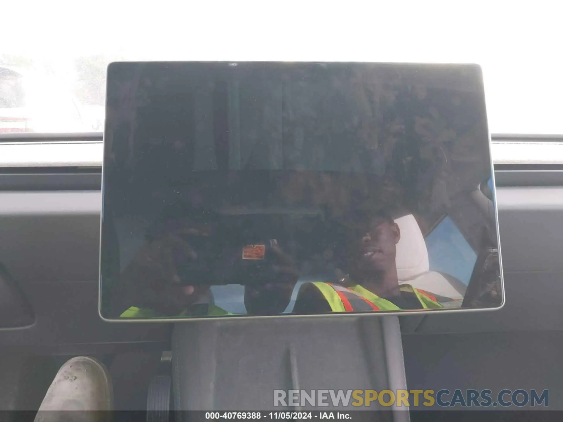 14 Photograph of a damaged car 5YJ3E1EA0RF848822 TESLA MODEL 3 2024