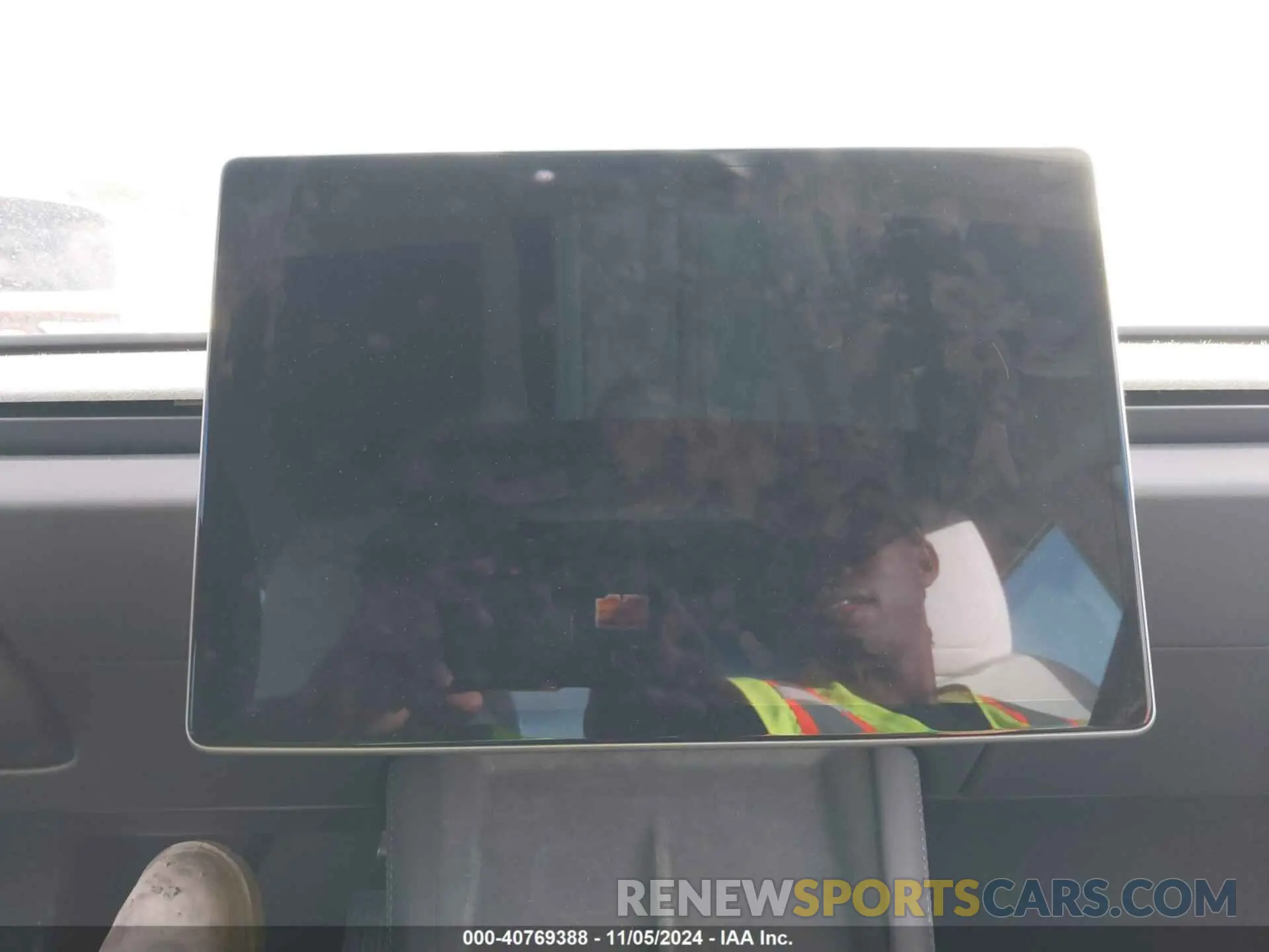 17 Photograph of a damaged car 5YJ3E1EA0RF848822 TESLA MODEL 3 2024
