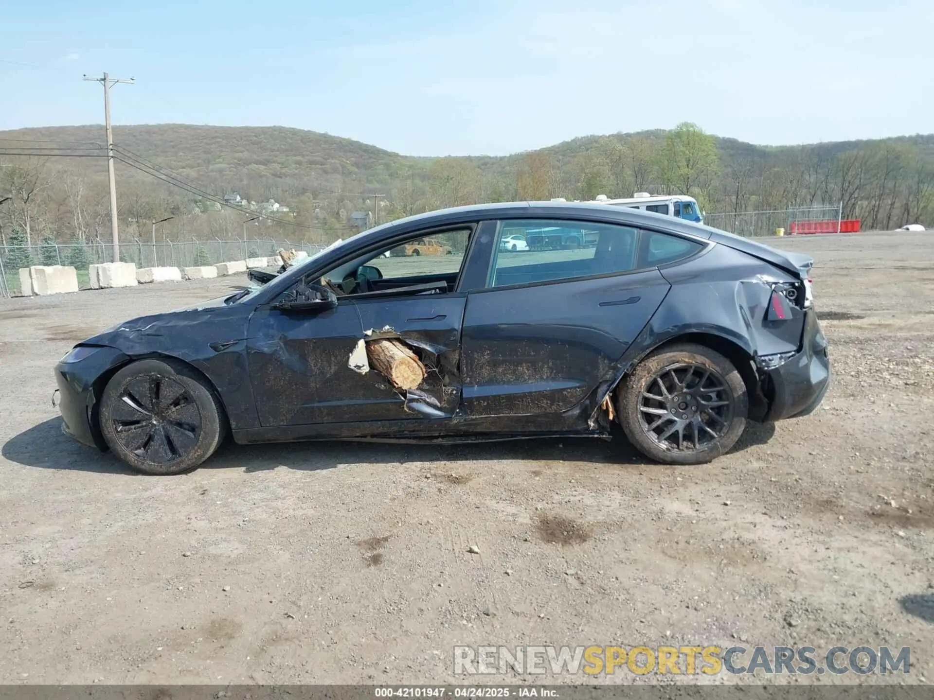 14 Photograph of a damaged car 5YJ3E1EA1RF735719 TESLA MODEL 3 2024