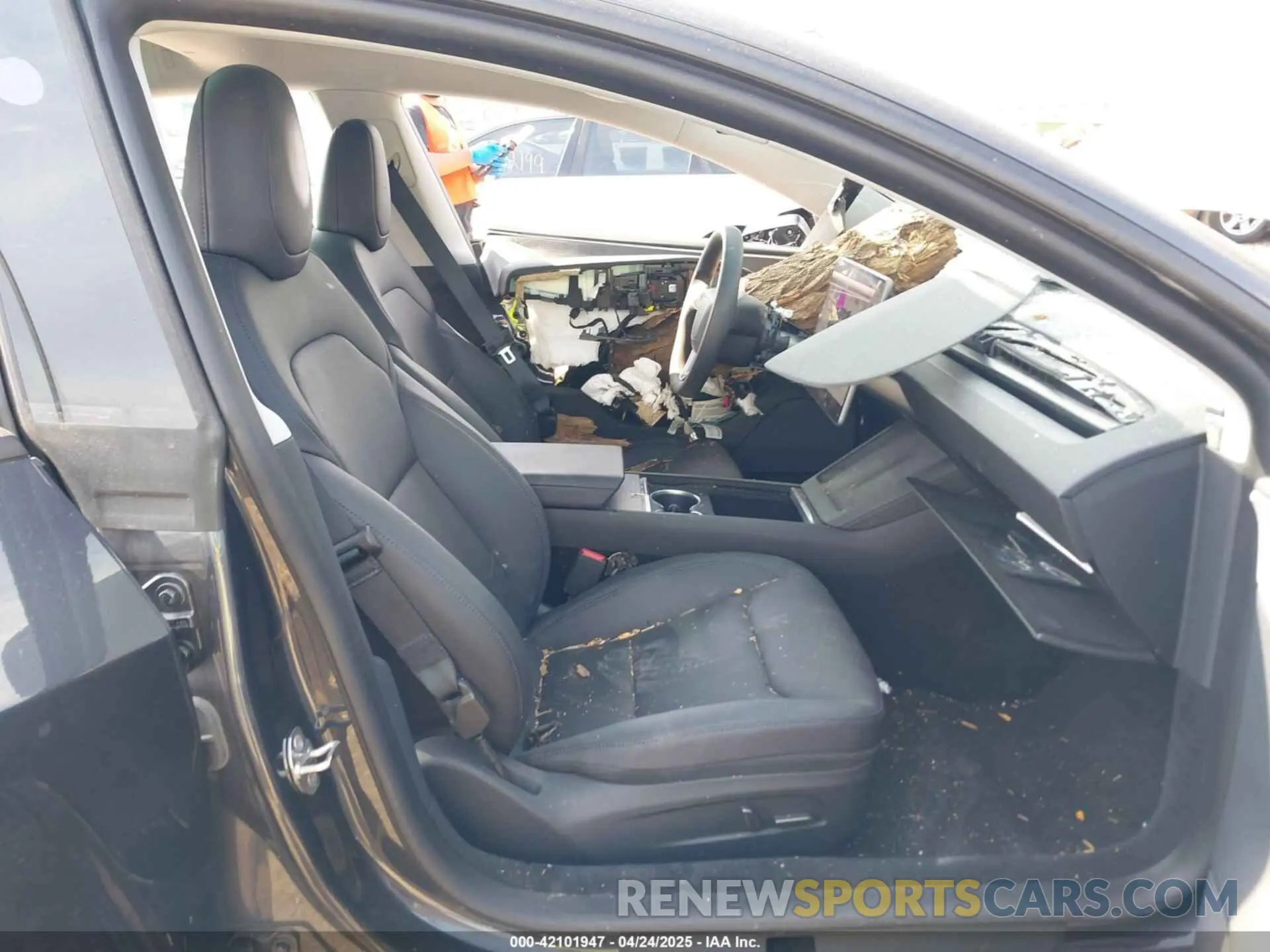5 Photograph of a damaged car 5YJ3E1EA1RF735719 TESLA MODEL 3 2024