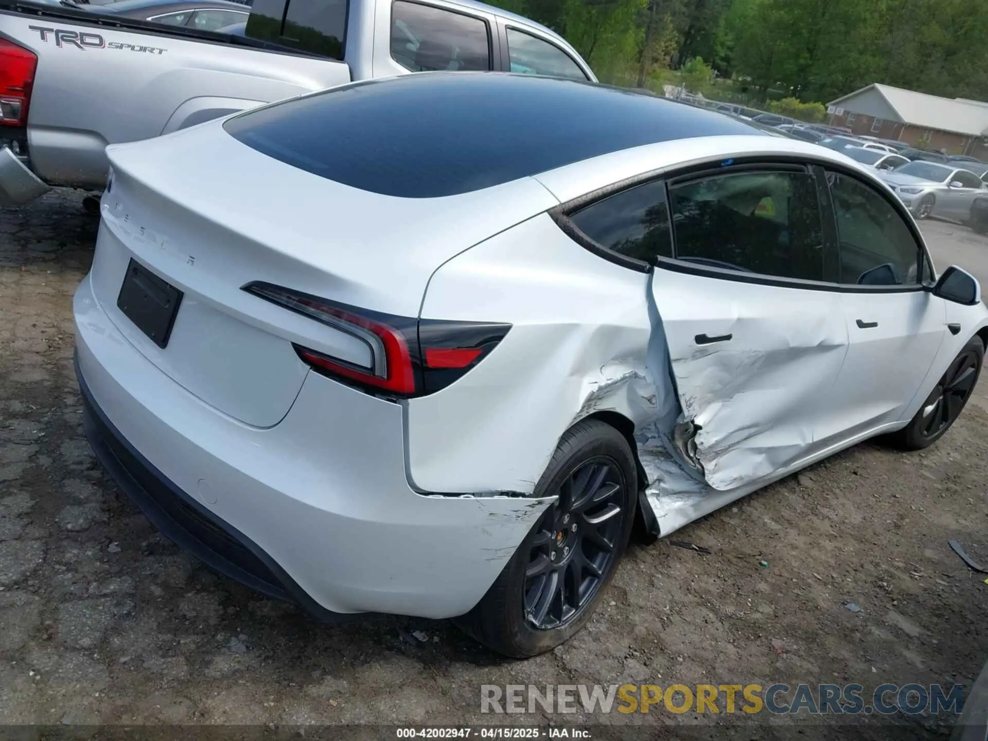4 Photograph of a damaged car 5YJ3E1EA1RF853625 TESLA MODEL 3 2024