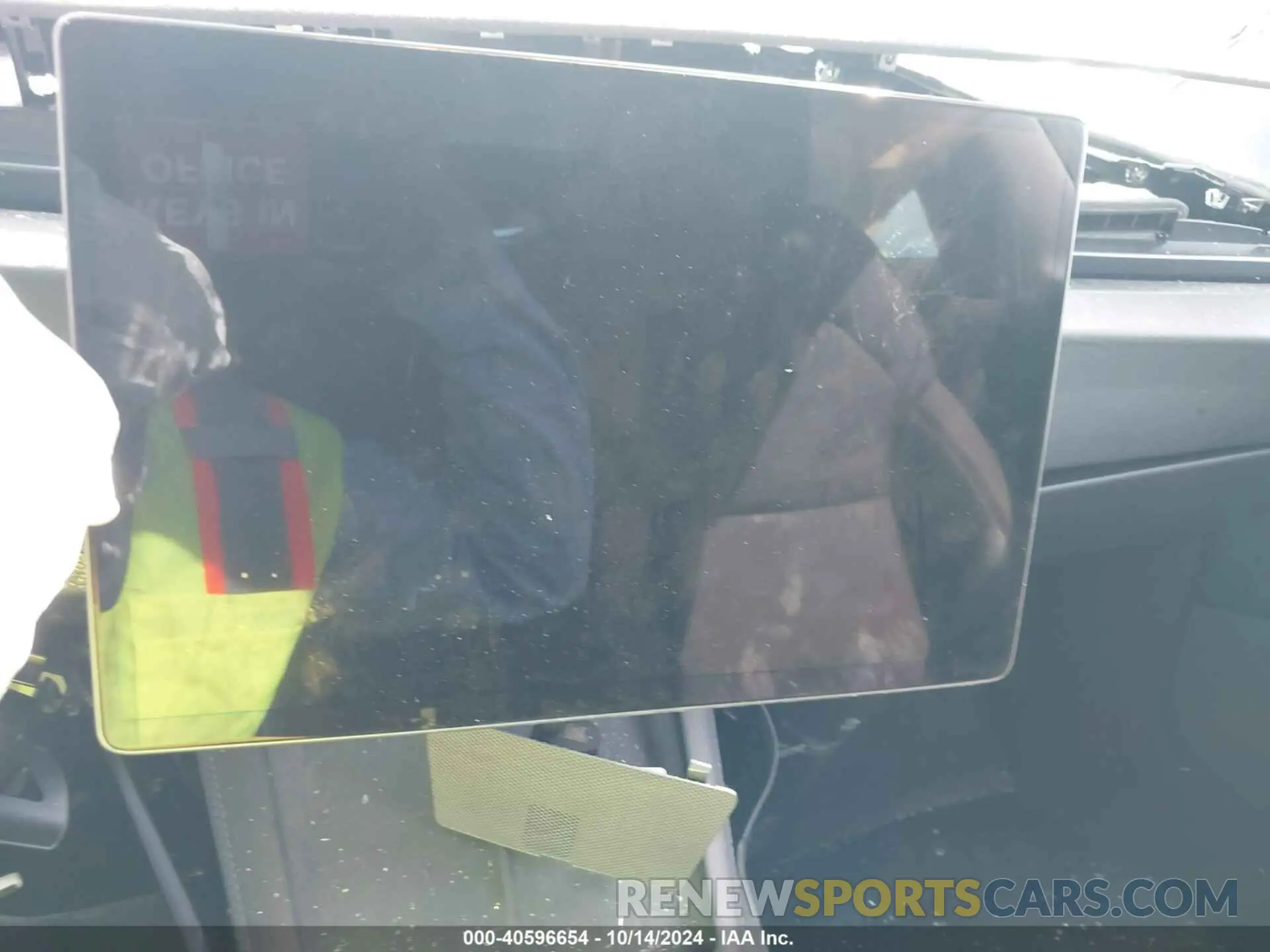 16 Photograph of a damaged car 5YJ3E1EA2RF751069 TESLA MODEL 3 2024
