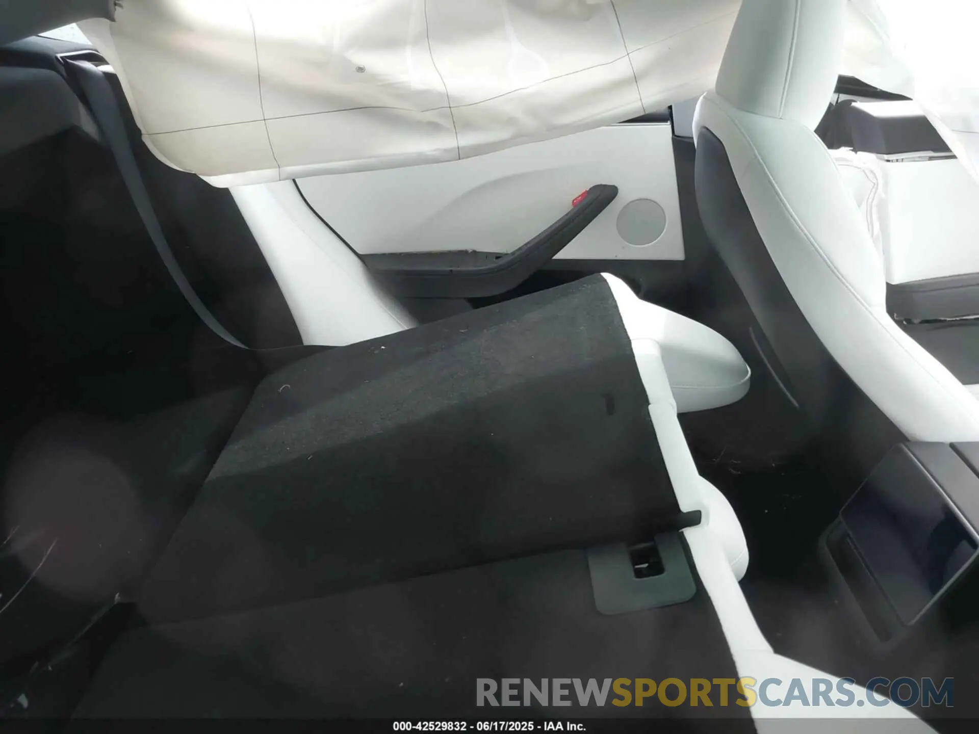 8 Photograph of a damaged car 5YJ3E1EA2RF864570 TESLA MODEL 3 2024