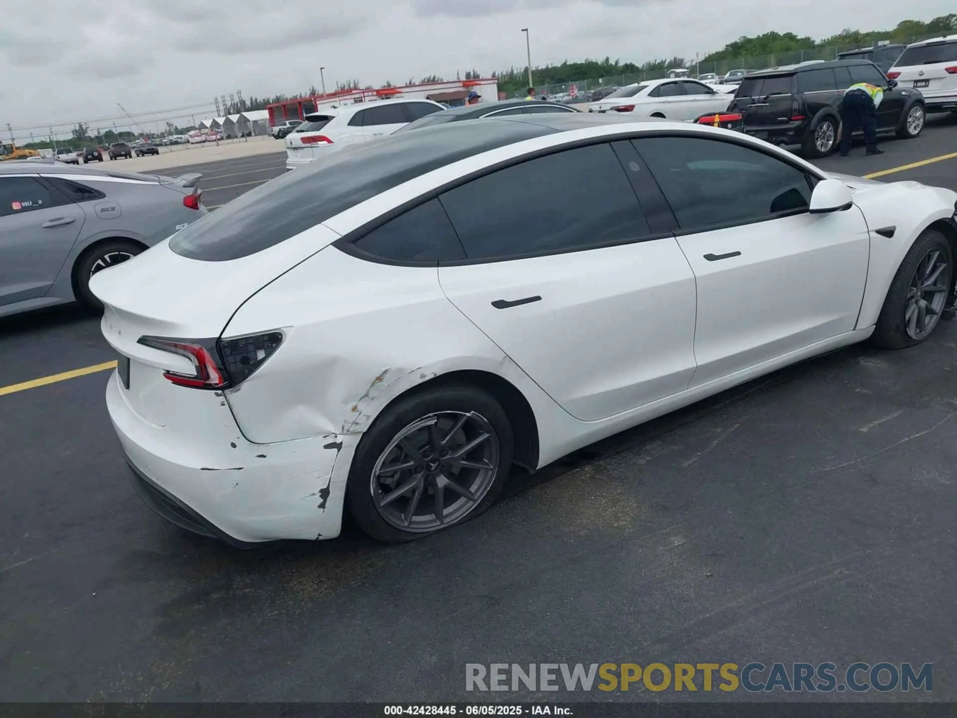 4 Photograph of a damaged car 5YJ3E1EA5RF725209 TESLA MODEL 3 2024