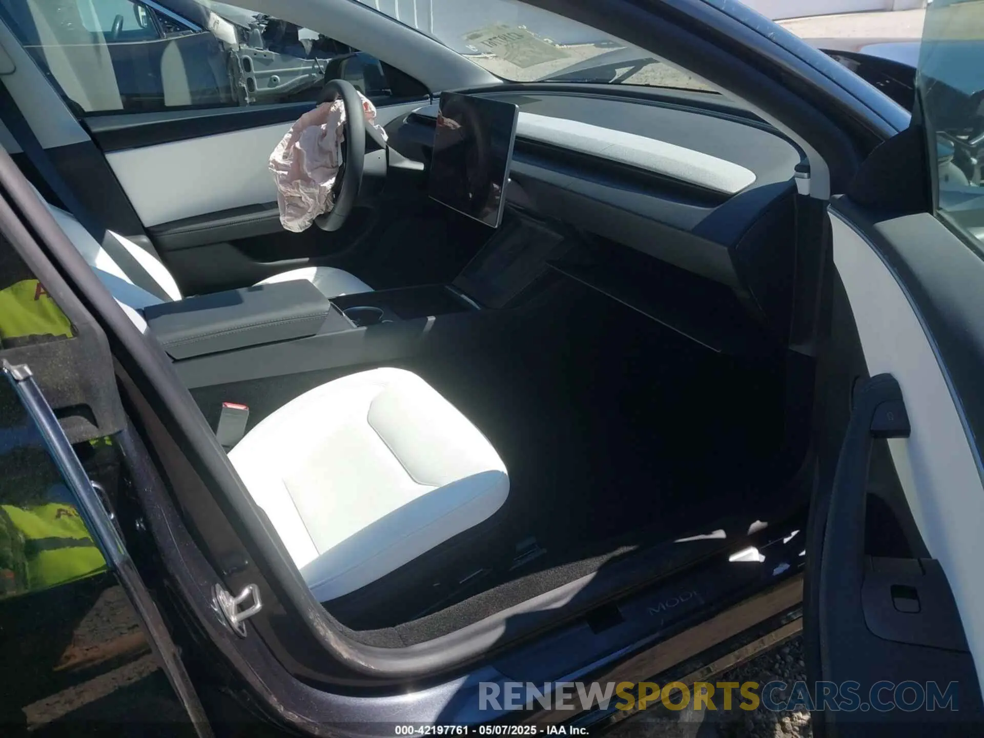 5 Photograph of a damaged car 5YJ3E1EB0RF808605 TESLA MODEL 3 2024