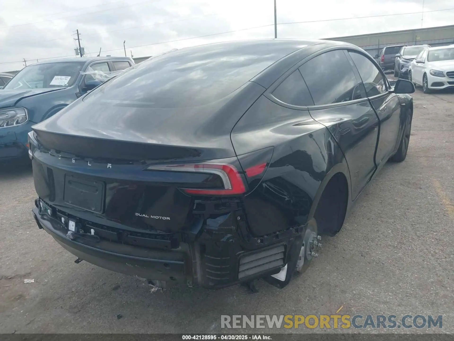 4 Photograph of a damaged car 5YJ3E1EB2RF792469 TESLA MODEL 3 2024
