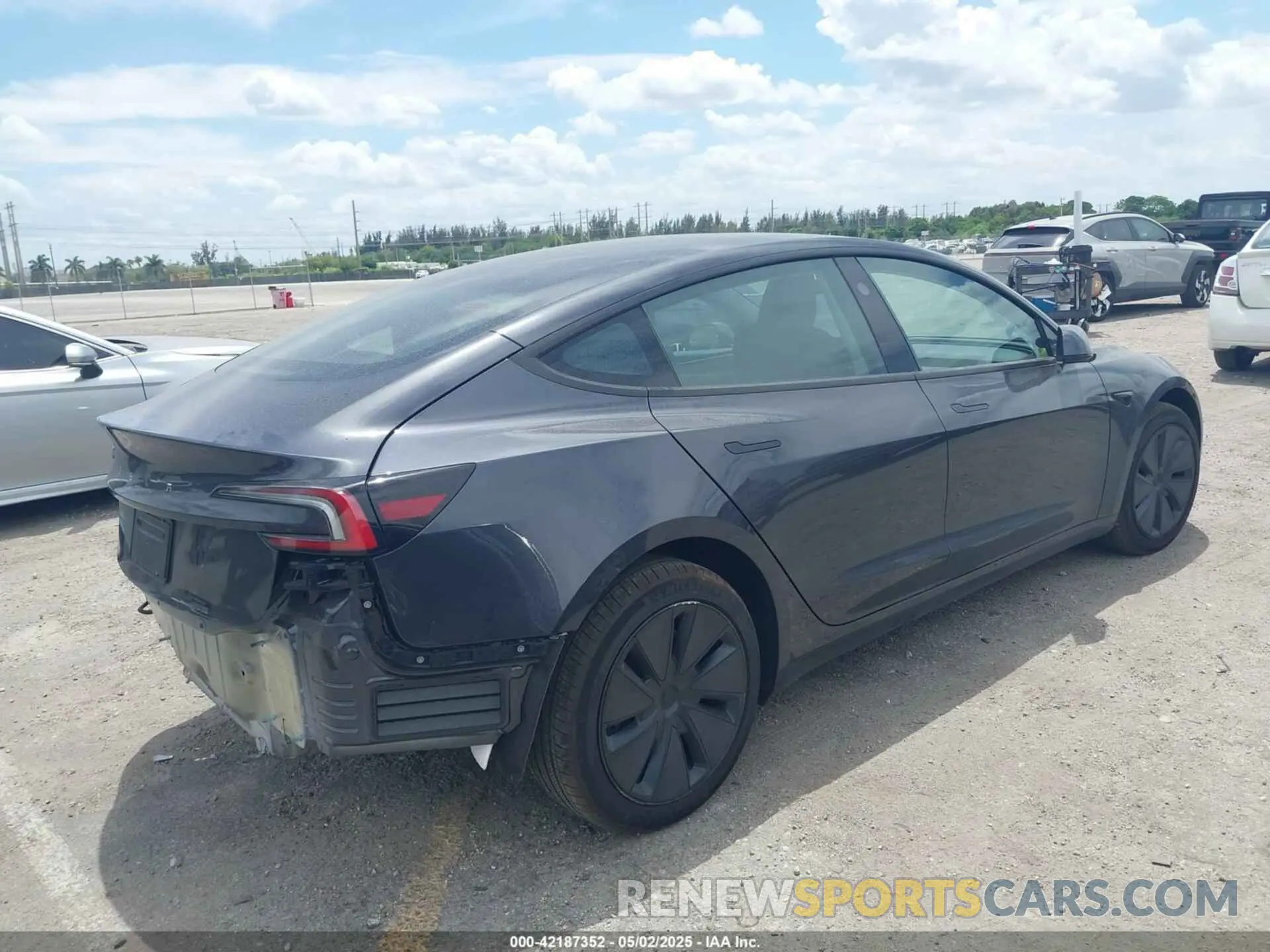 4 Photograph of a damaged car 5YJ3E1EA1SF903204 TESLA MODEL 3 2025