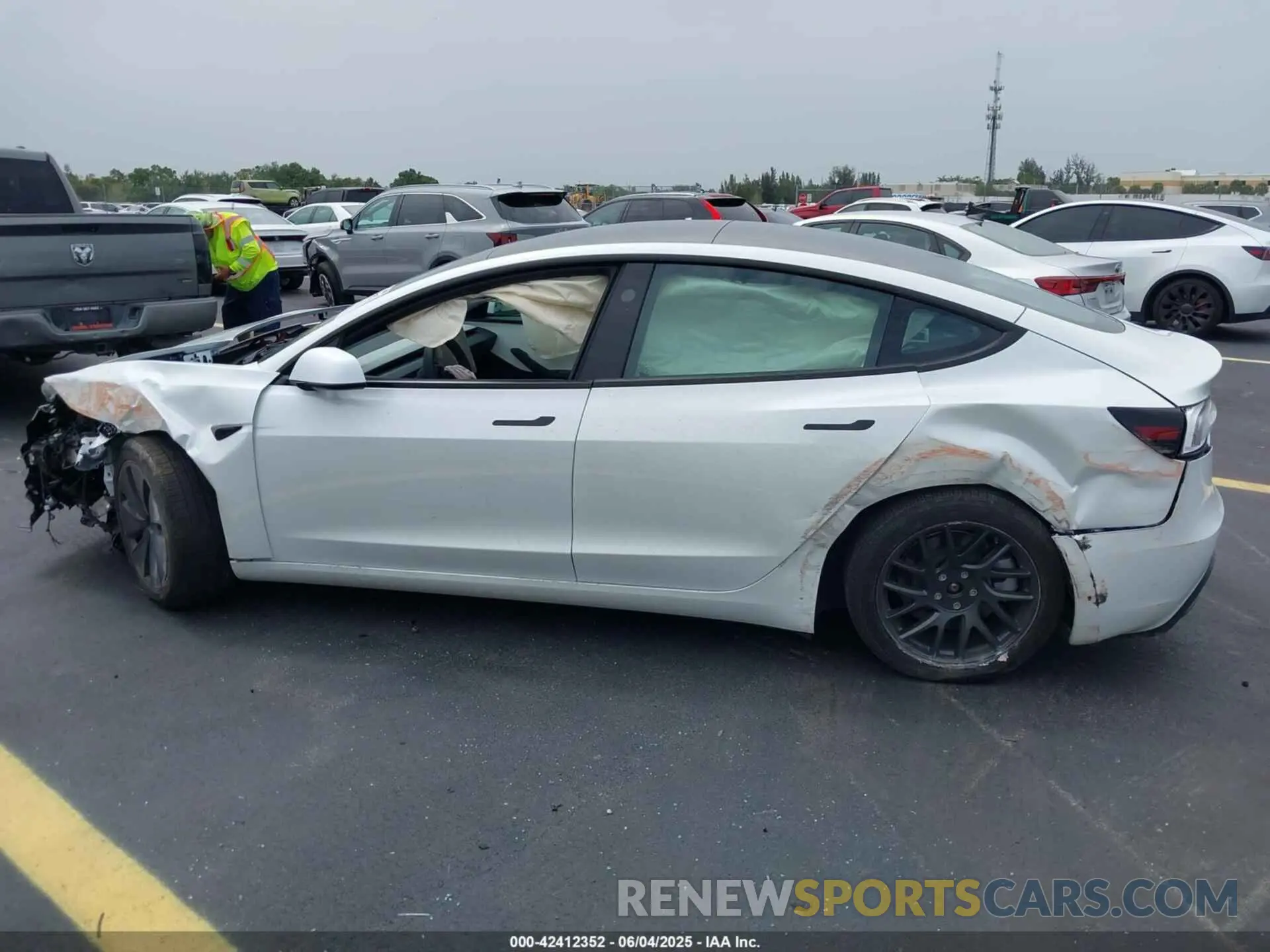 14 Photograph of a damaged car 5YJ3E1EA2SF981877 TESLA MODEL 3 2025