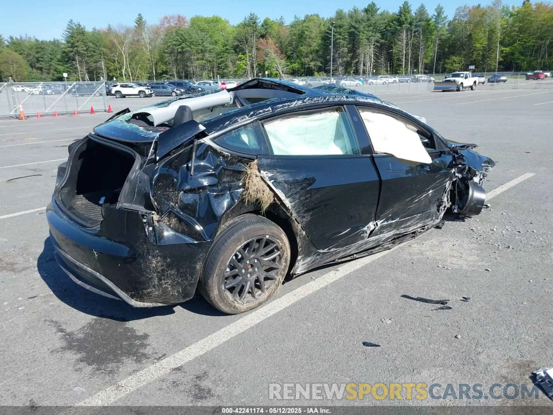 4 Photograph of a damaged car 5YJ3E1EAXSF927128 TESLA MODEL 3 2025