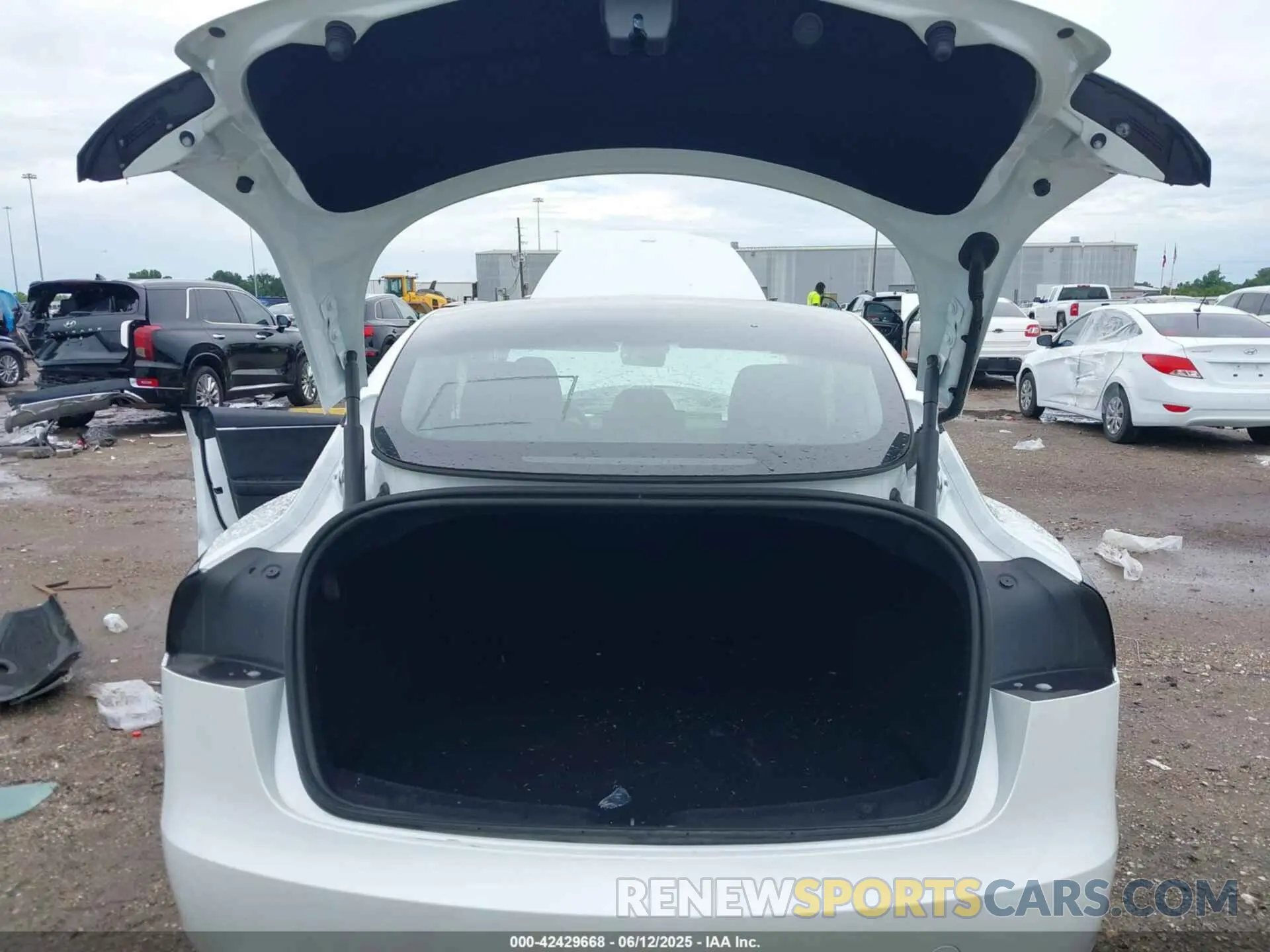 19 Photograph of a damaged car 5YJ3E1EB1SF932212 TESLA MODEL 3 2025