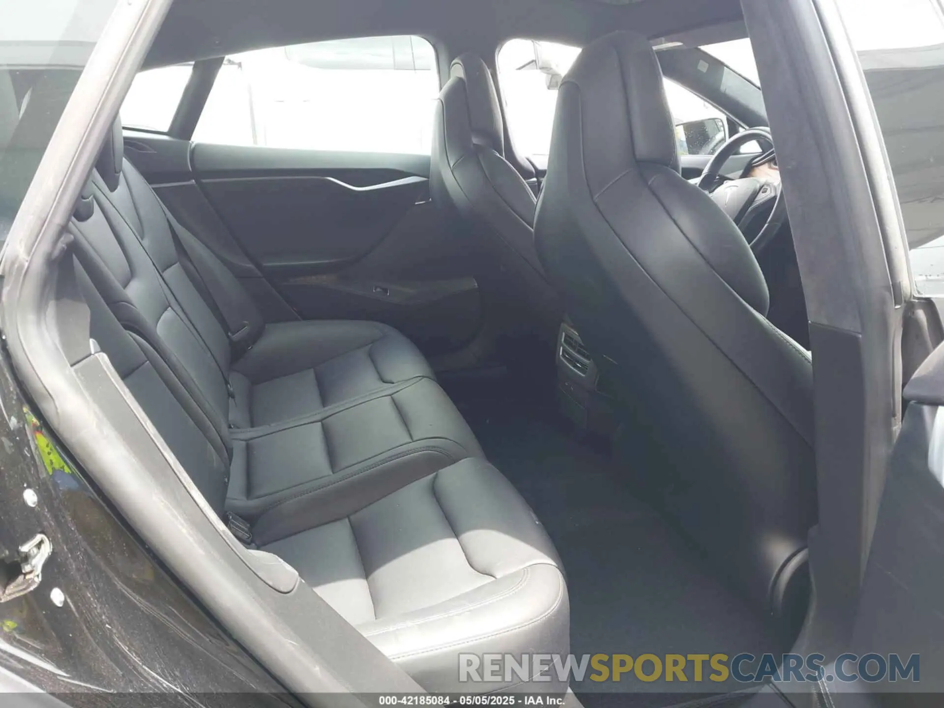 8 Photograph of a damaged car 5YJSA1E28KF304316 TESLA MODEL S 2019