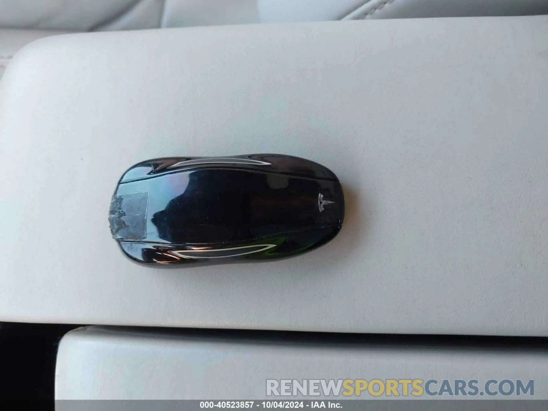 11 Photograph of a damaged car 5YJSA1E28KF335033 TESLA MODEL S 2019