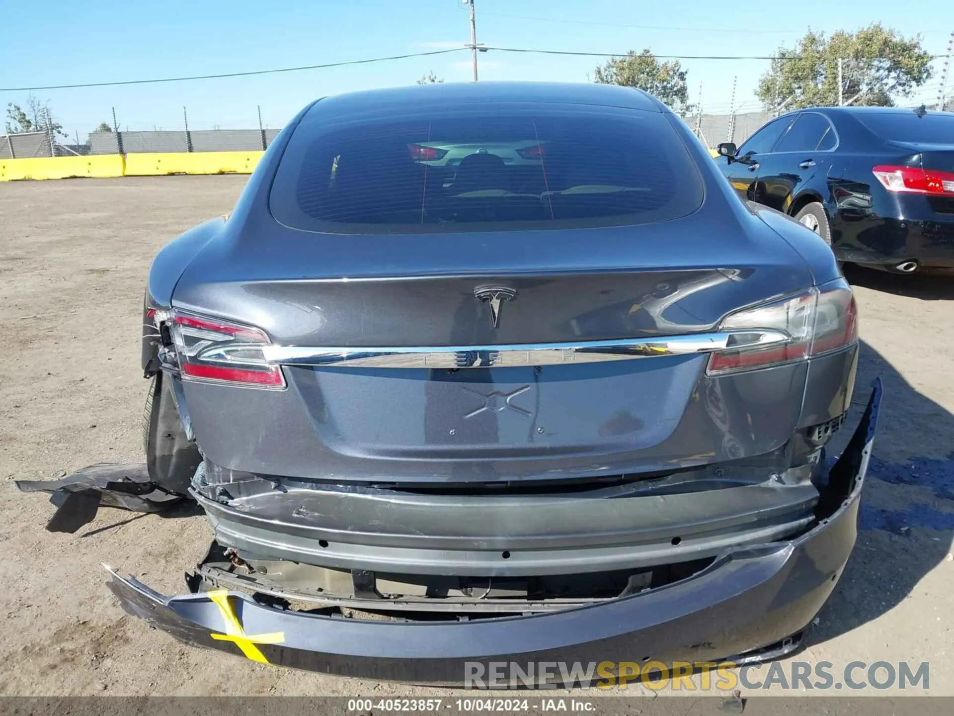 16 Photograph of a damaged car 5YJSA1E28KF335033 TESLA MODEL S 2019
