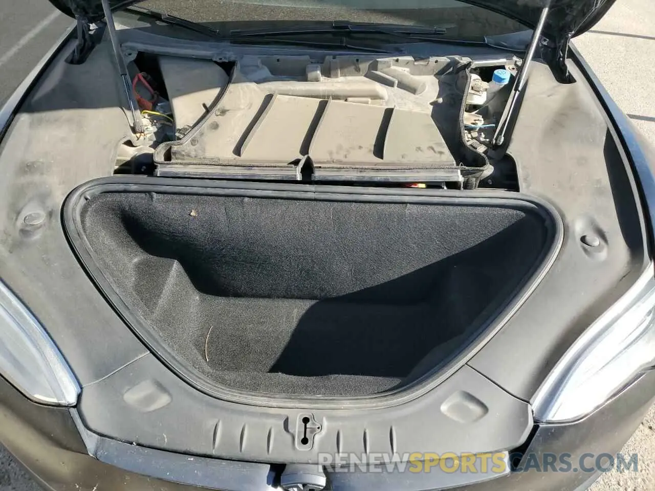 11 Photograph of a damaged car 5YJSA1E28KF342712 TESLA MODEL S 2019
