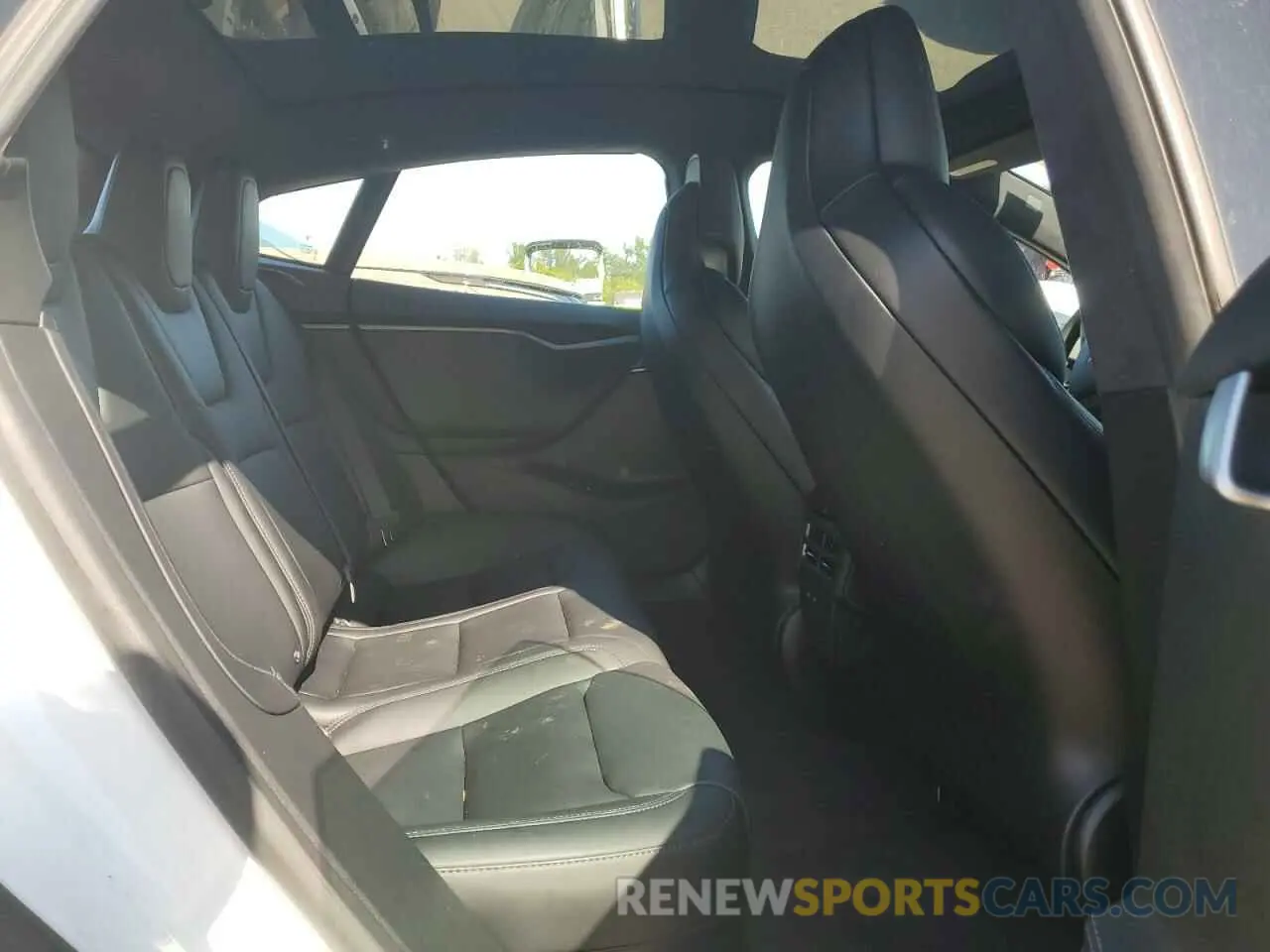 10 Photograph of a damaged car 5YJSA1E41KF330631 TESLA MODEL S 2019