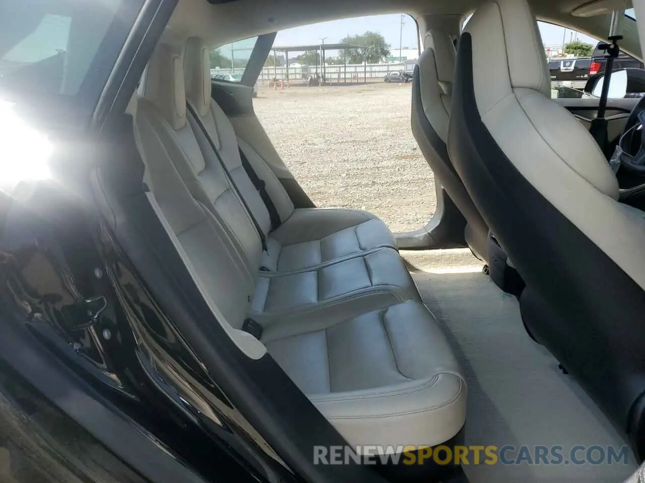 11 Photograph of a damaged car 5YJSA1E42KF331240 TESLA MODEL S 2019