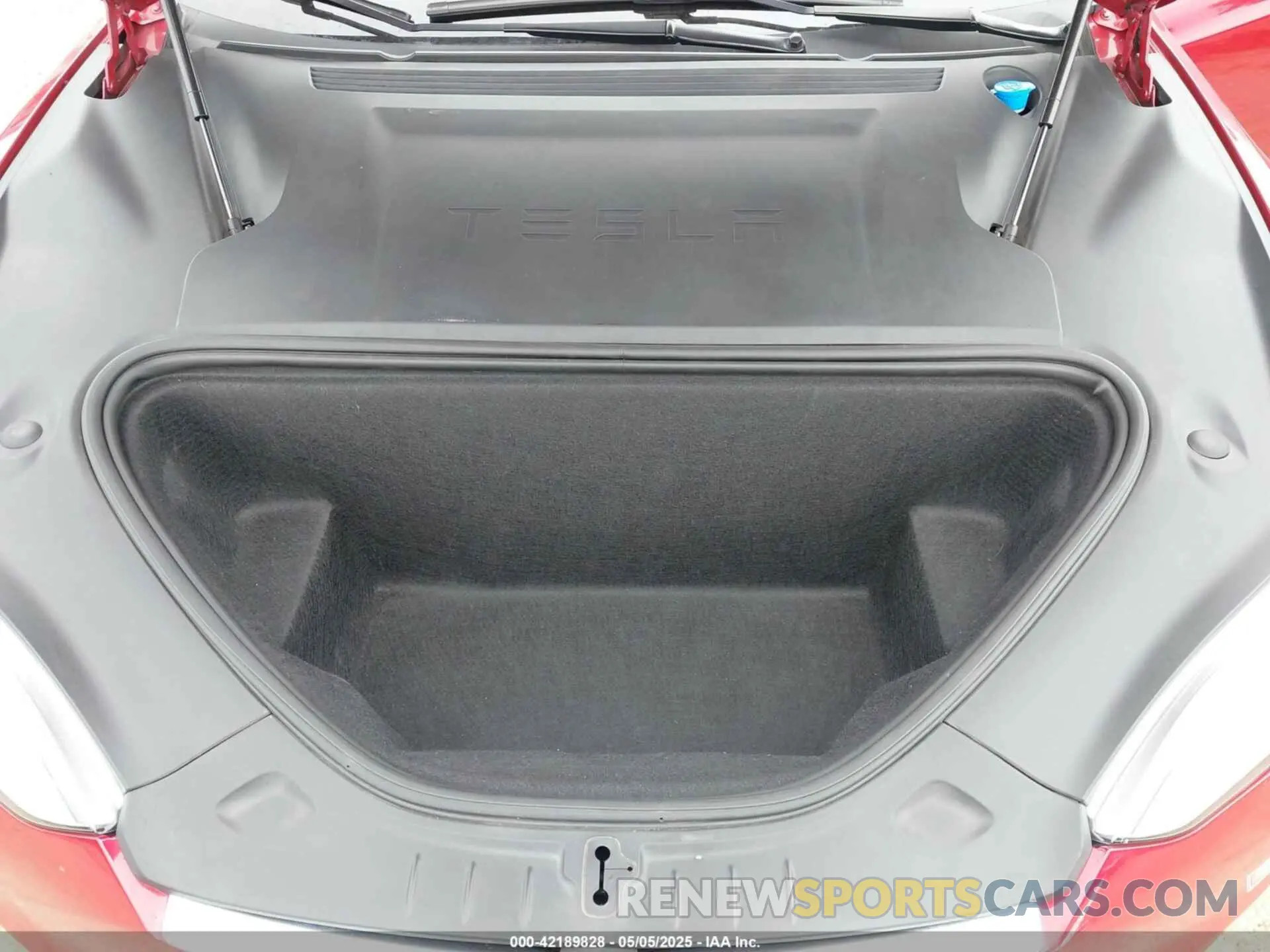 10 Photograph of a damaged car 5YJSA1E46KF332066 TESLA MODEL S 2019