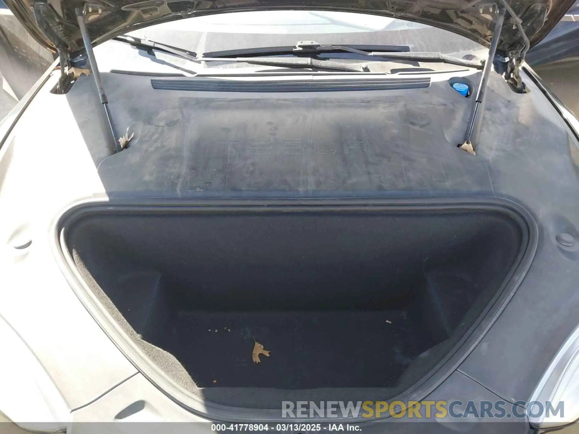 10 Photograph of a damaged car 5YJSA1E49KF338914 TESLA MODEL S 2019