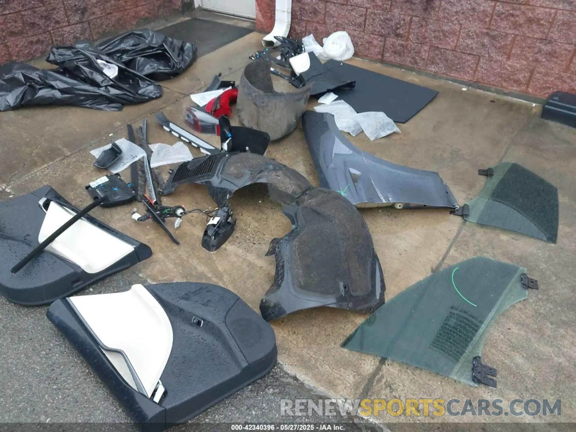 11 Photograph of a damaged car 5YJSA1E20LF356055 TESLA MODEL S 2020