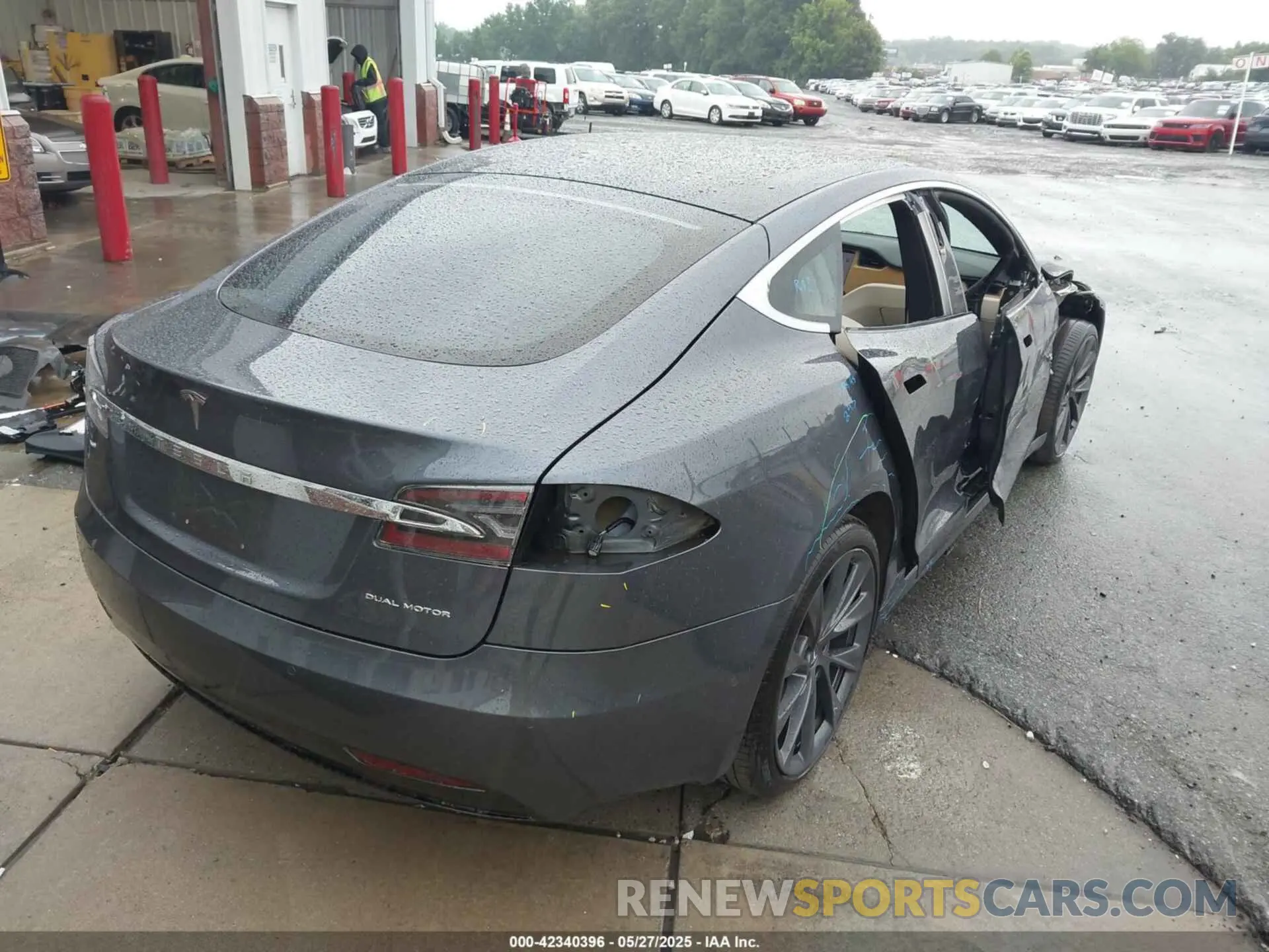 4 Photograph of a damaged car 5YJSA1E20LF356055 TESLA MODEL S 2020