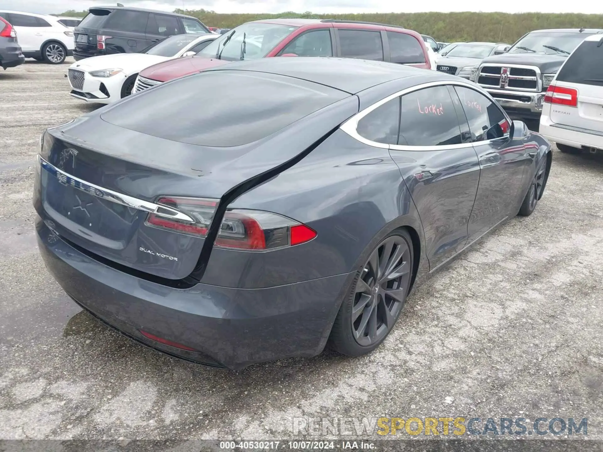 4 Photograph of a damaged car 5YJSA1E20LF411104 TESLA MODEL S 2020