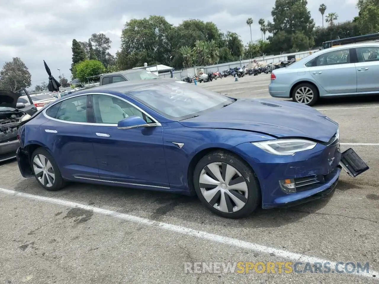 4 Photograph of a damaged car 5YJSA1E21LF392093 TESLA MODEL S 2020