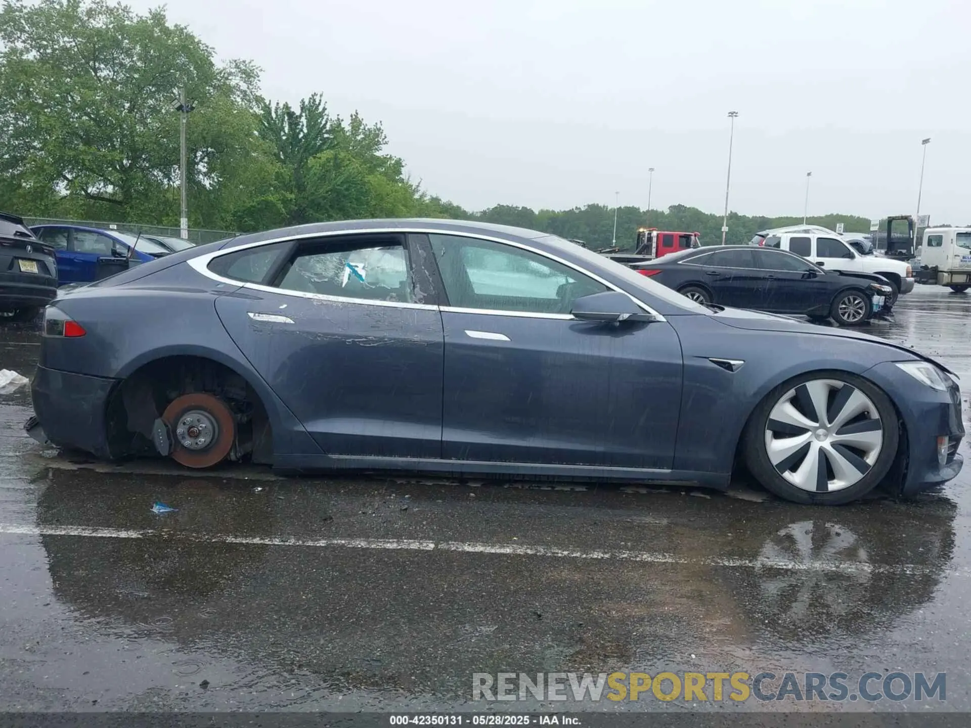 12 Photograph of a damaged car 5YJSA1E21LF413251 TESLA MODEL S 2020
