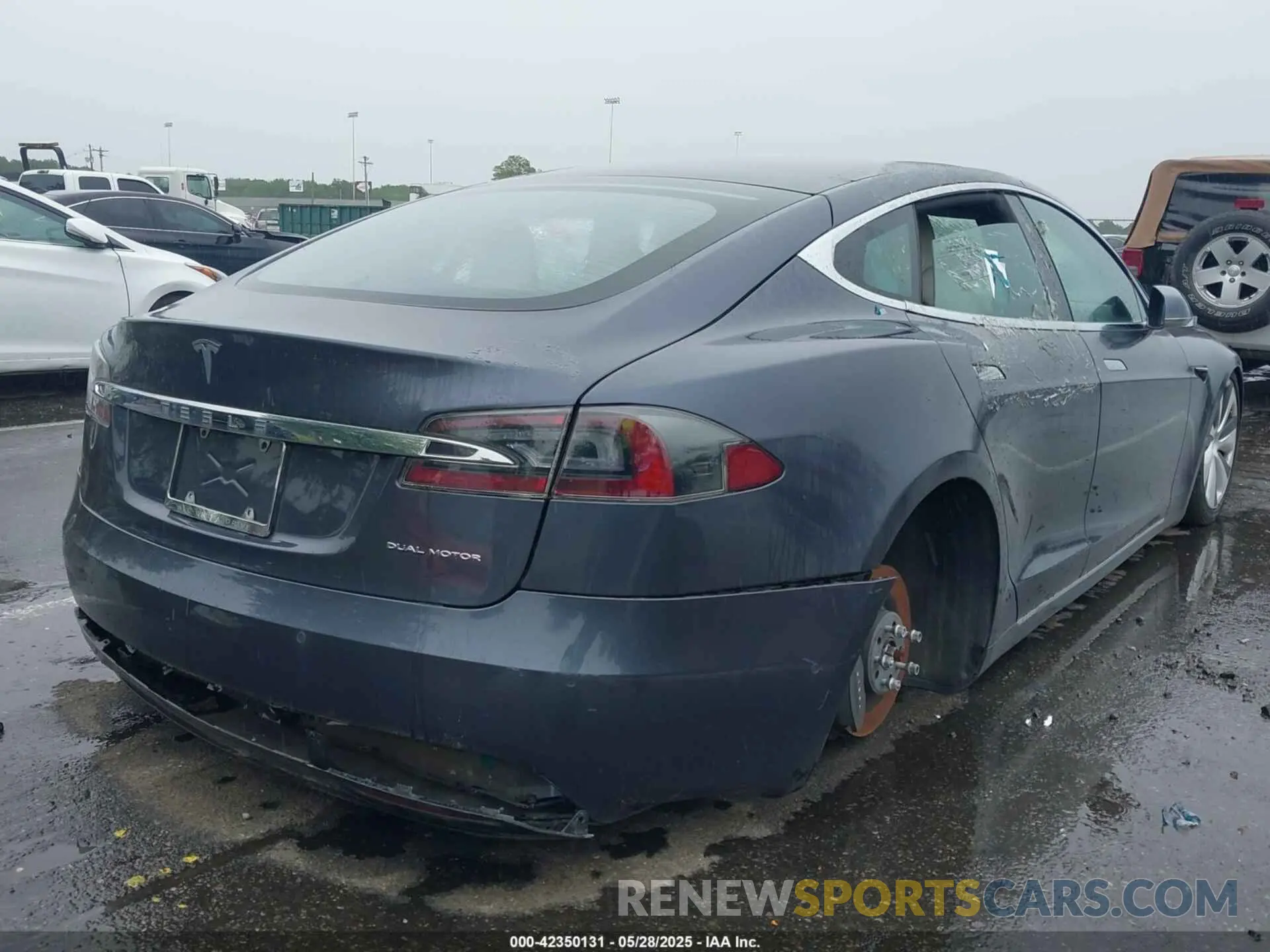 4 Photograph of a damaged car 5YJSA1E21LF413251 TESLA MODEL S 2020