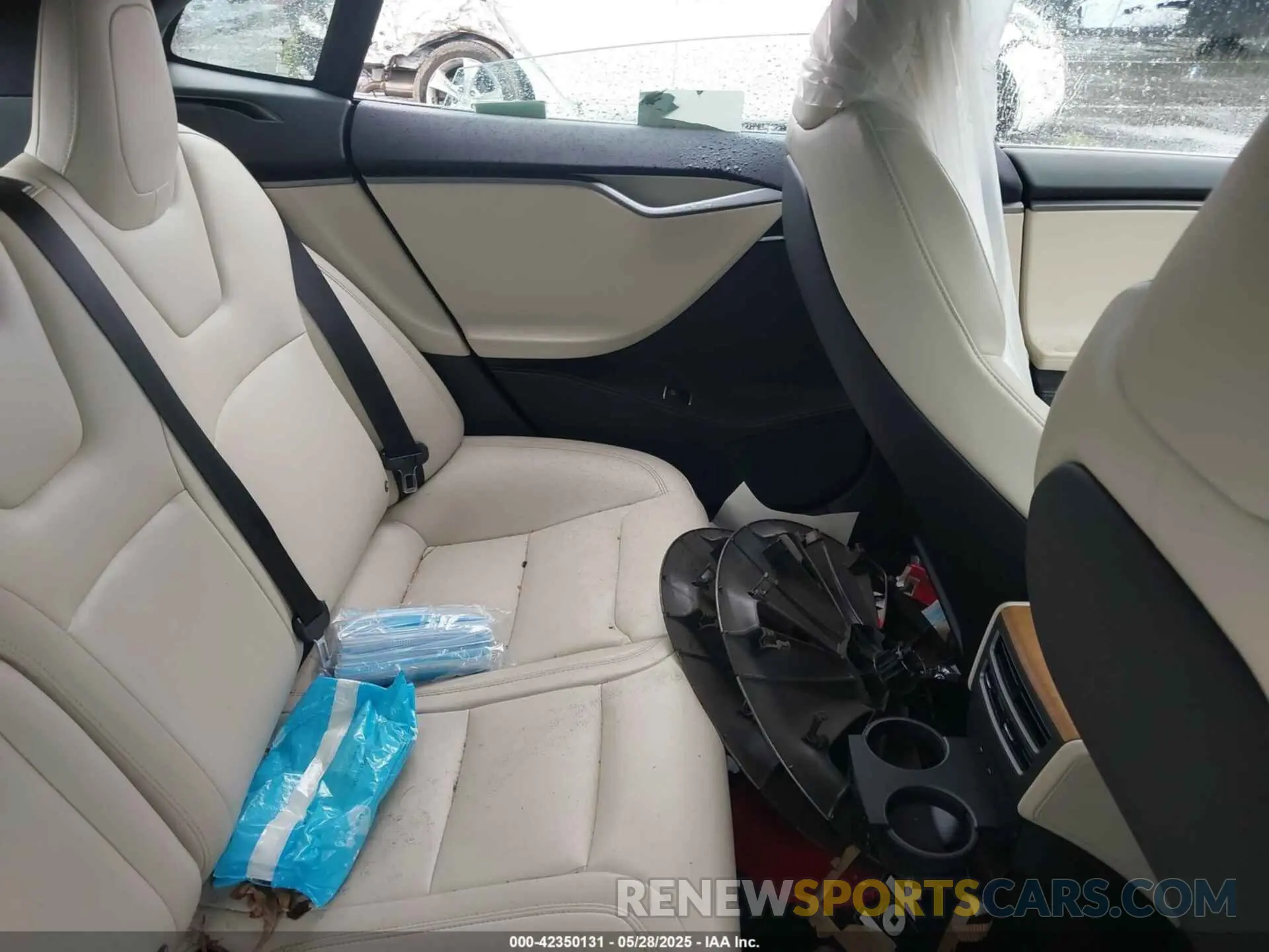 8 Photograph of a damaged car 5YJSA1E21LF413251 TESLA MODEL S 2020