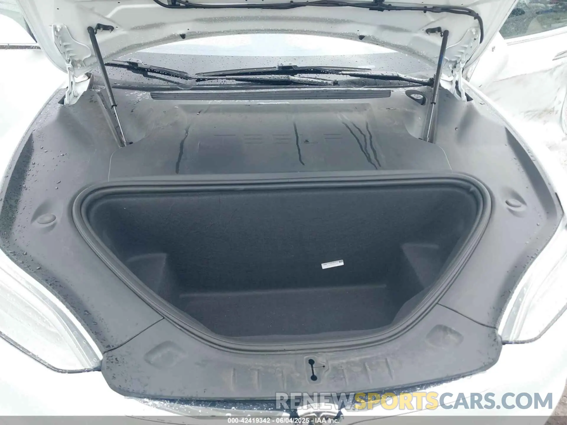 10 Photograph of a damaged car 5YJSA1E22LF353562 TESLA MODEL S 2020