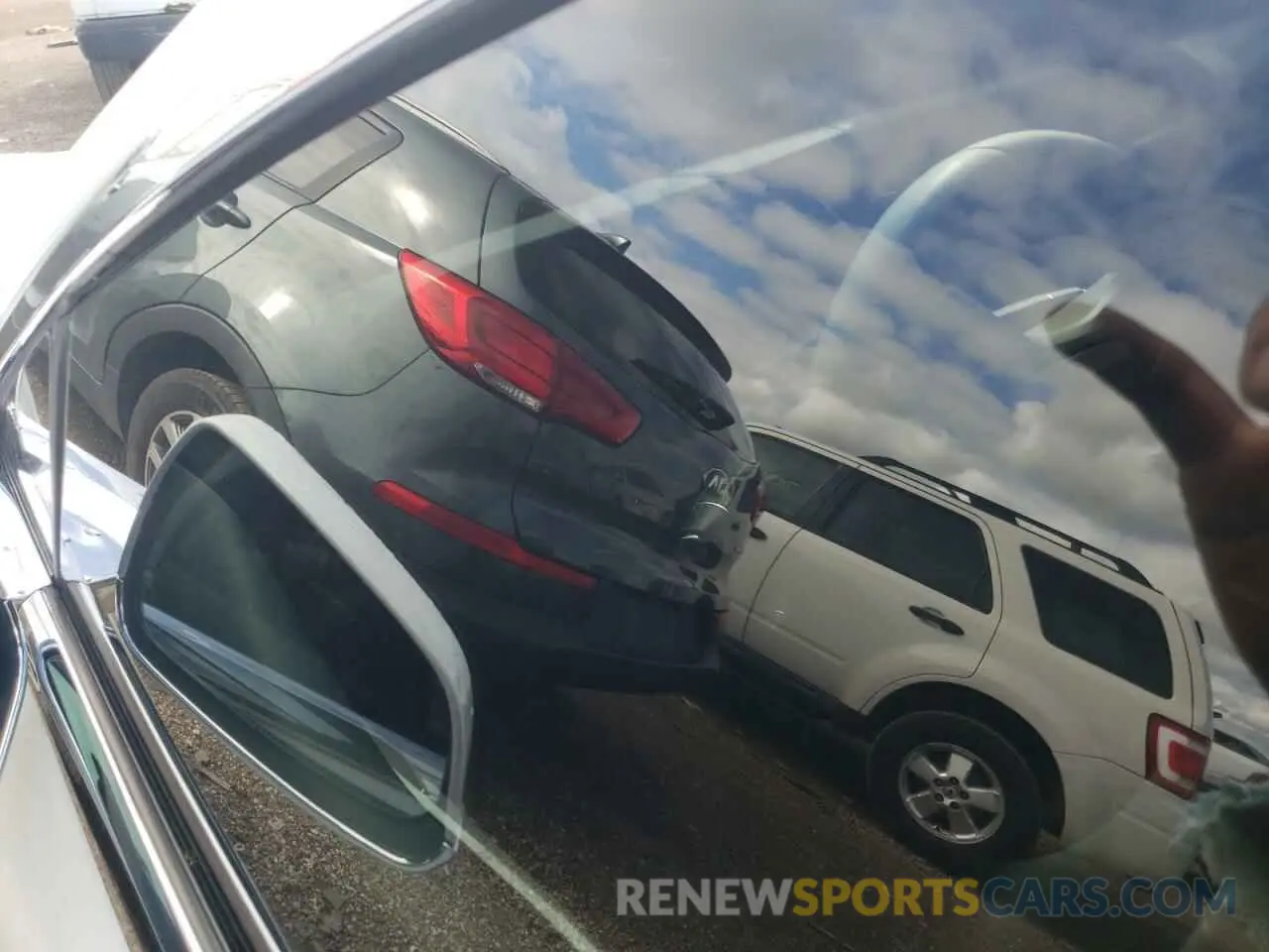 9 Photograph of a damaged car 5YJSA1E22LF356039 TESLA MODEL S 2020