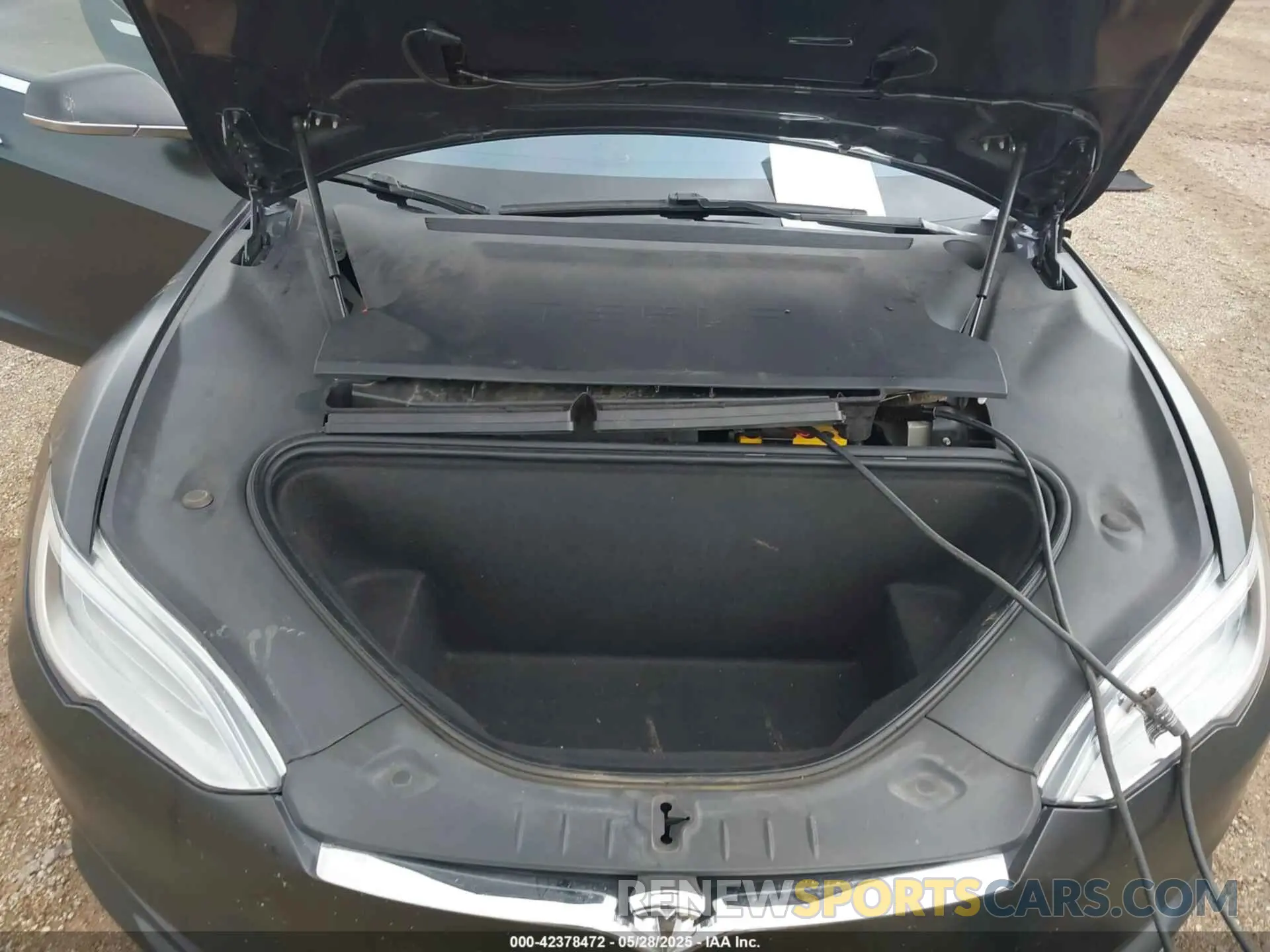 10 Photograph of a damaged car 5YJSA1E22LF367526 TESLA MODEL S 2020