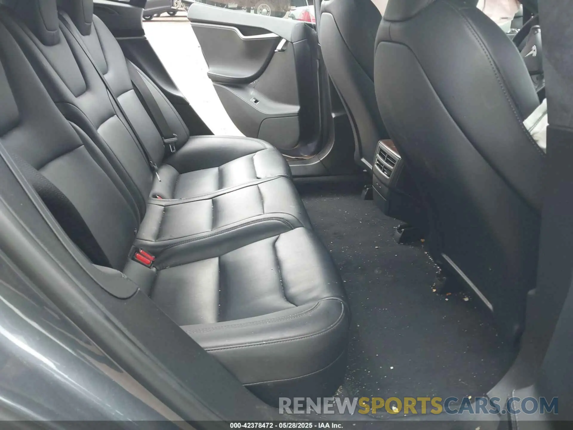 8 Photograph of a damaged car 5YJSA1E22LF367526 TESLA MODEL S 2020