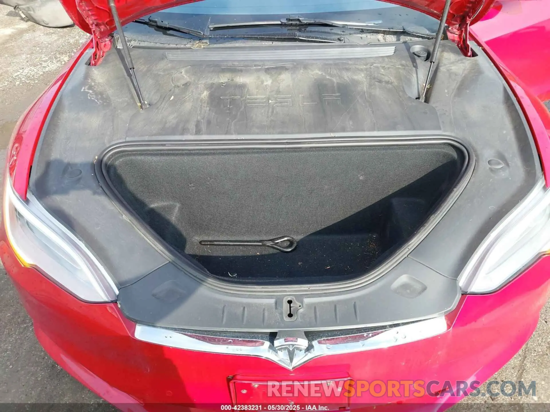 10 Photograph of a damaged car 5YJSA1E25LF396213 TESLA MODEL S 2020