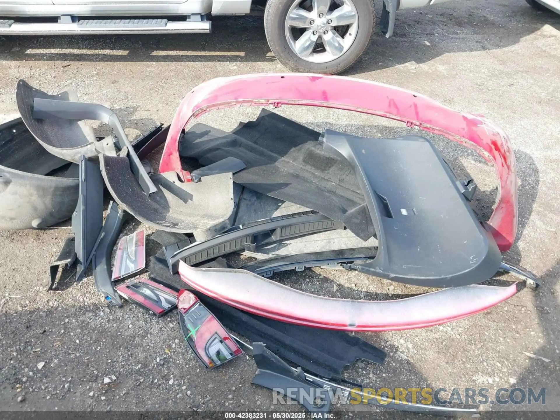 11 Photograph of a damaged car 5YJSA1E25LF396213 TESLA MODEL S 2020