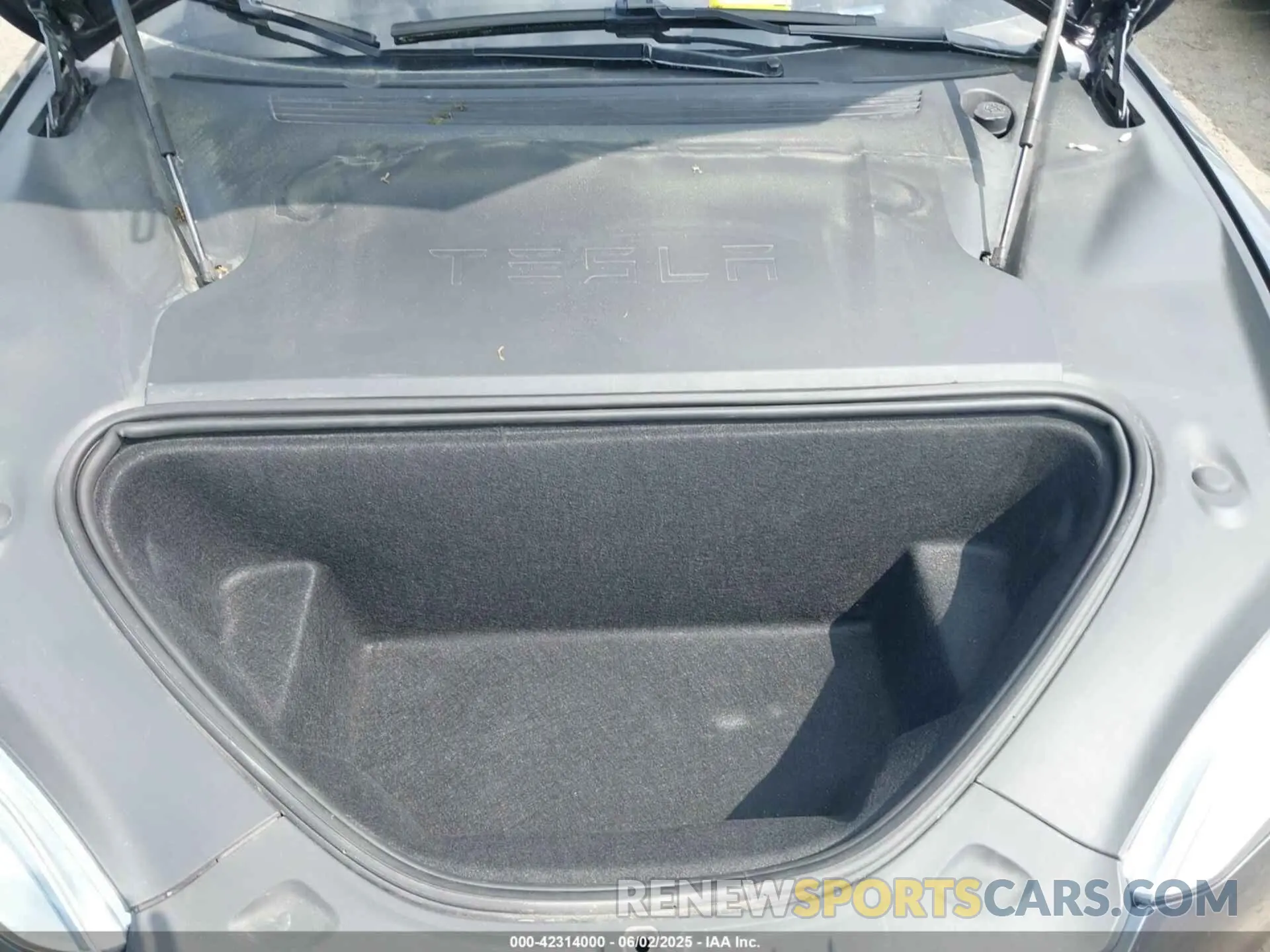 10 Photograph of a damaged car 5YJSA1E27LF406692 TESLA MODEL S 2020