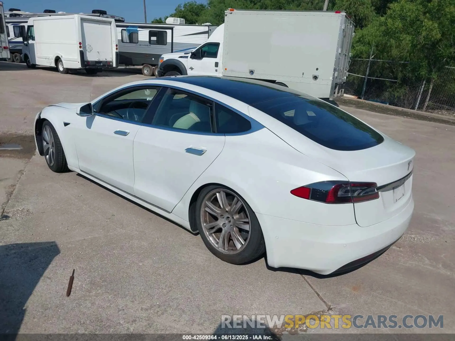 3 Photograph of a damaged car 5YJSA1E29LF389023 TESLA MODEL S 2020