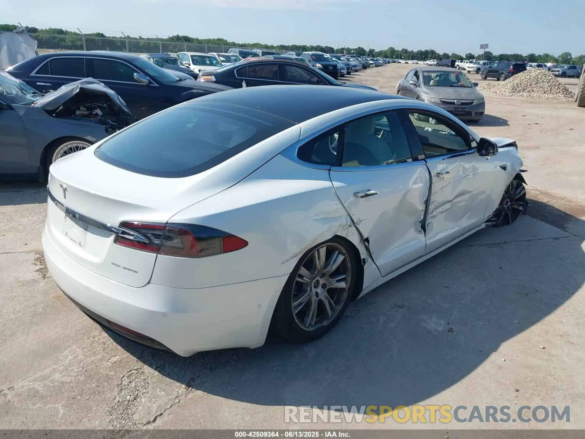 4 Photograph of a damaged car 5YJSA1E29LF389023 TESLA MODEL S 2020