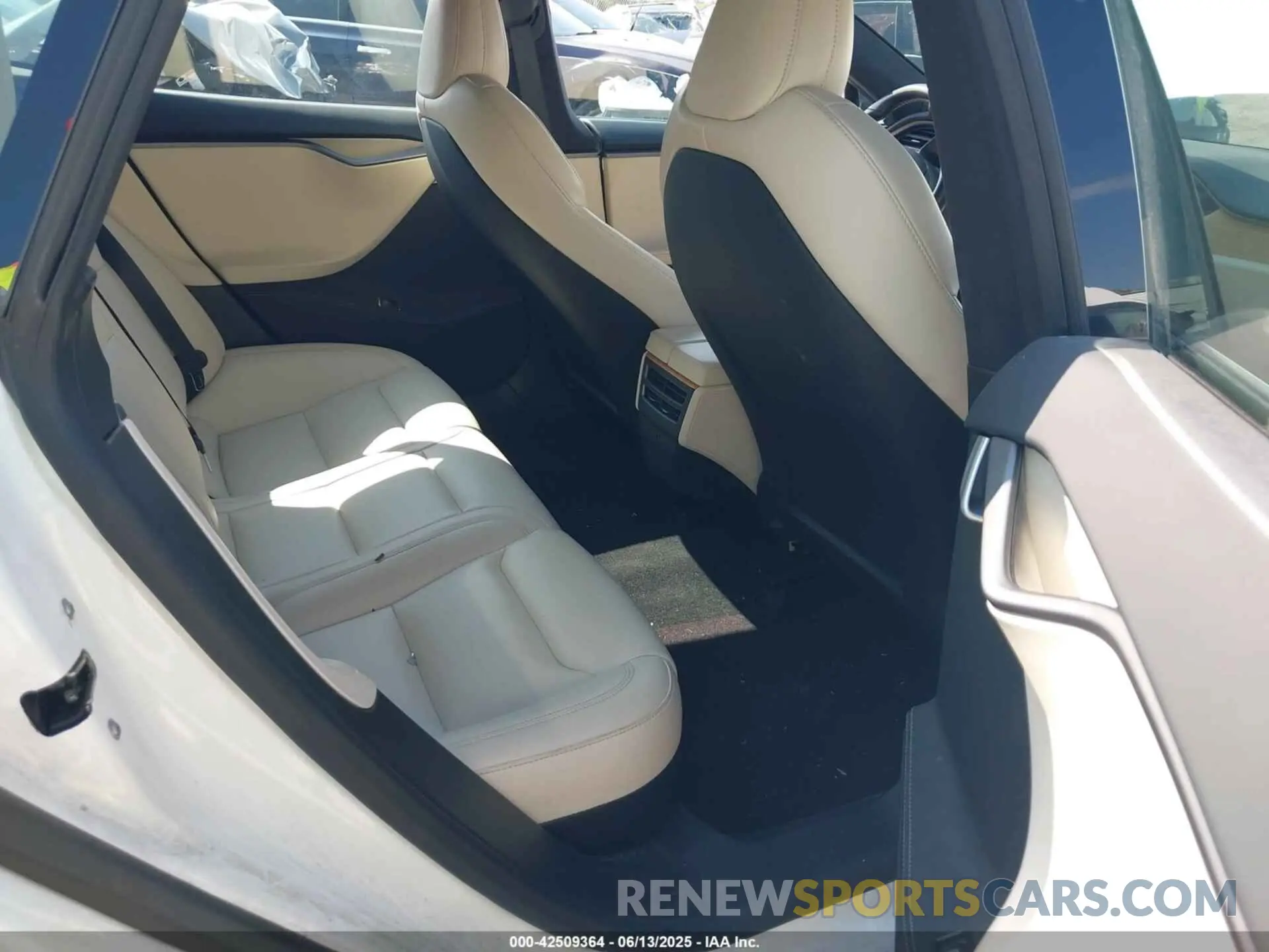 8 Photograph of a damaged car 5YJSA1E29LF389023 TESLA MODEL S 2020