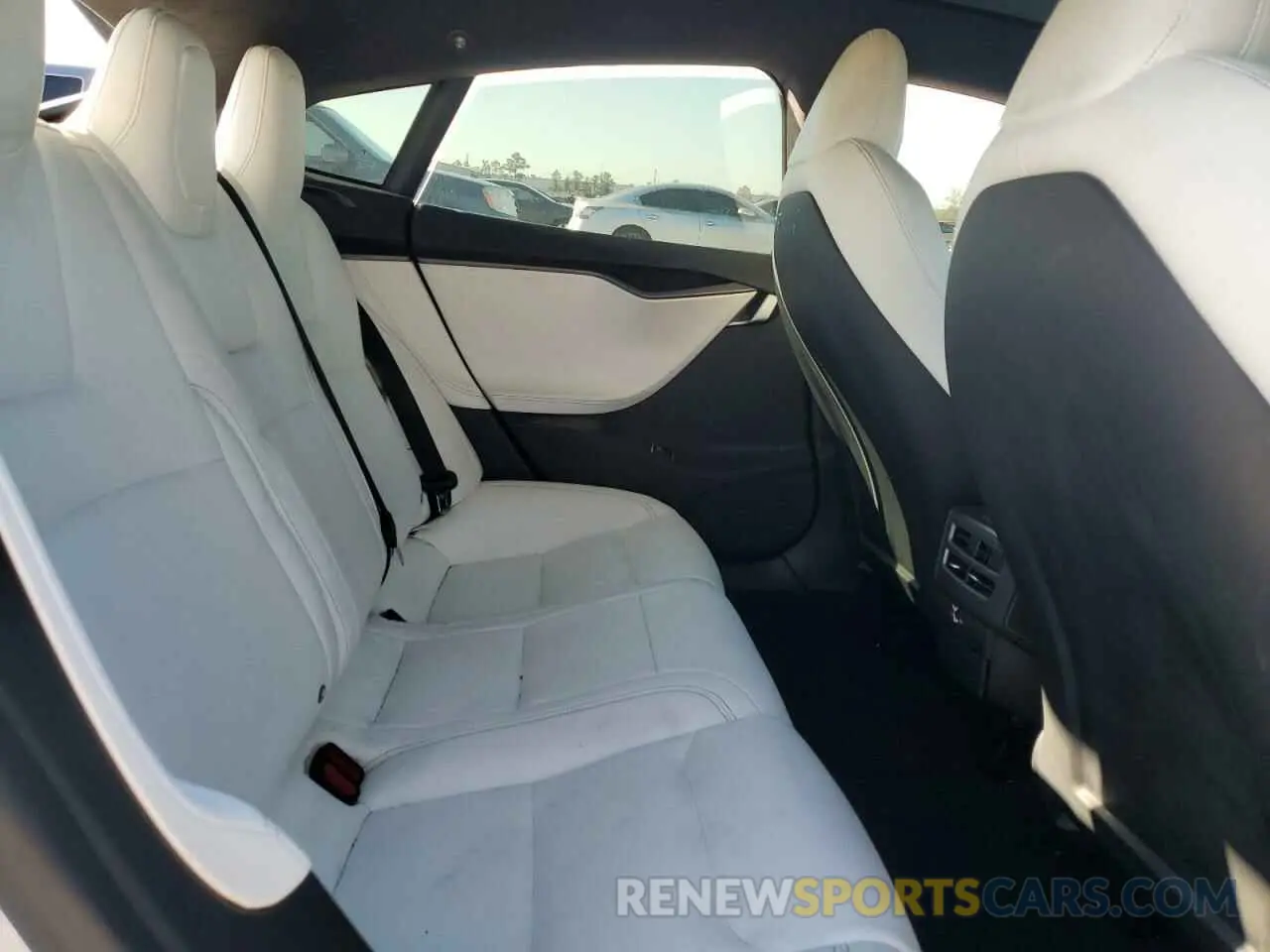10 Photograph of a damaged car 5YJSA1E44LF364189 TESLA MODEL S 2020