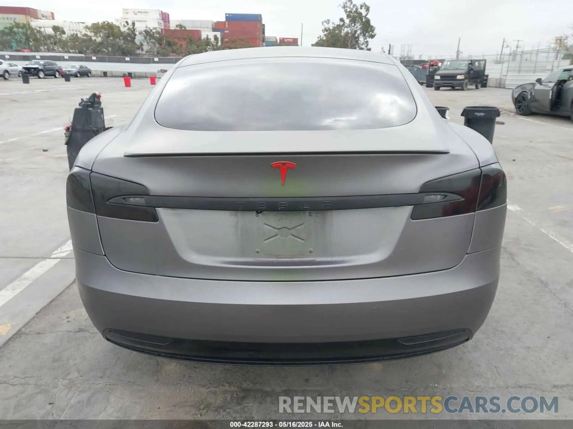 16 Photograph of a damaged car 5YJSA1E49LF389105 TESLA MODEL S 2020