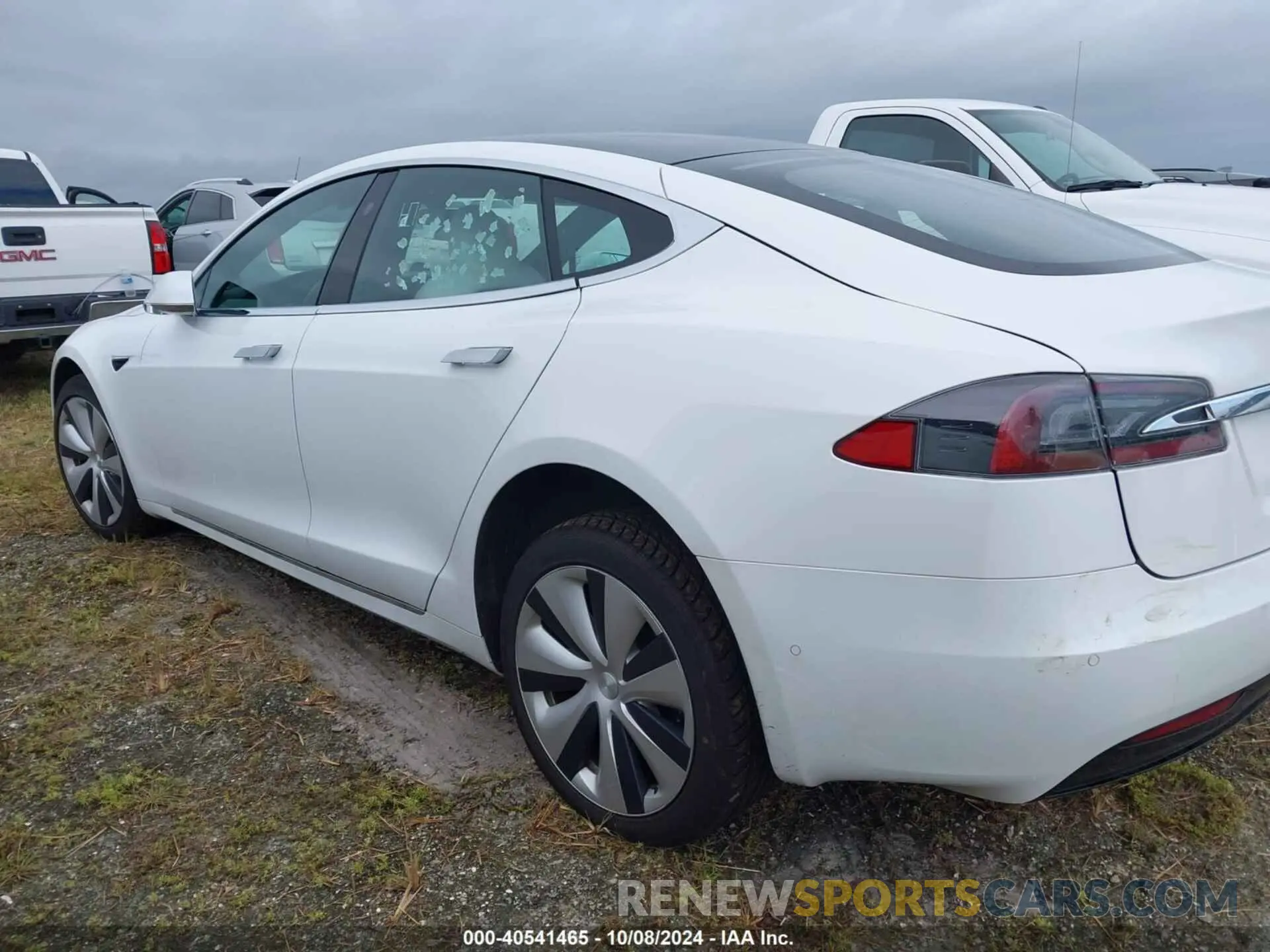 13 Photograph of a damaged car 5YJSA1E21MF424039 TESLA MODEL S 2021