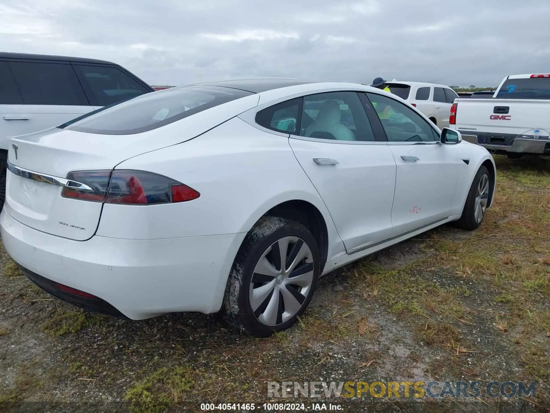 4 Photograph of a damaged car 5YJSA1E21MF424039 TESLA MODEL S 2021