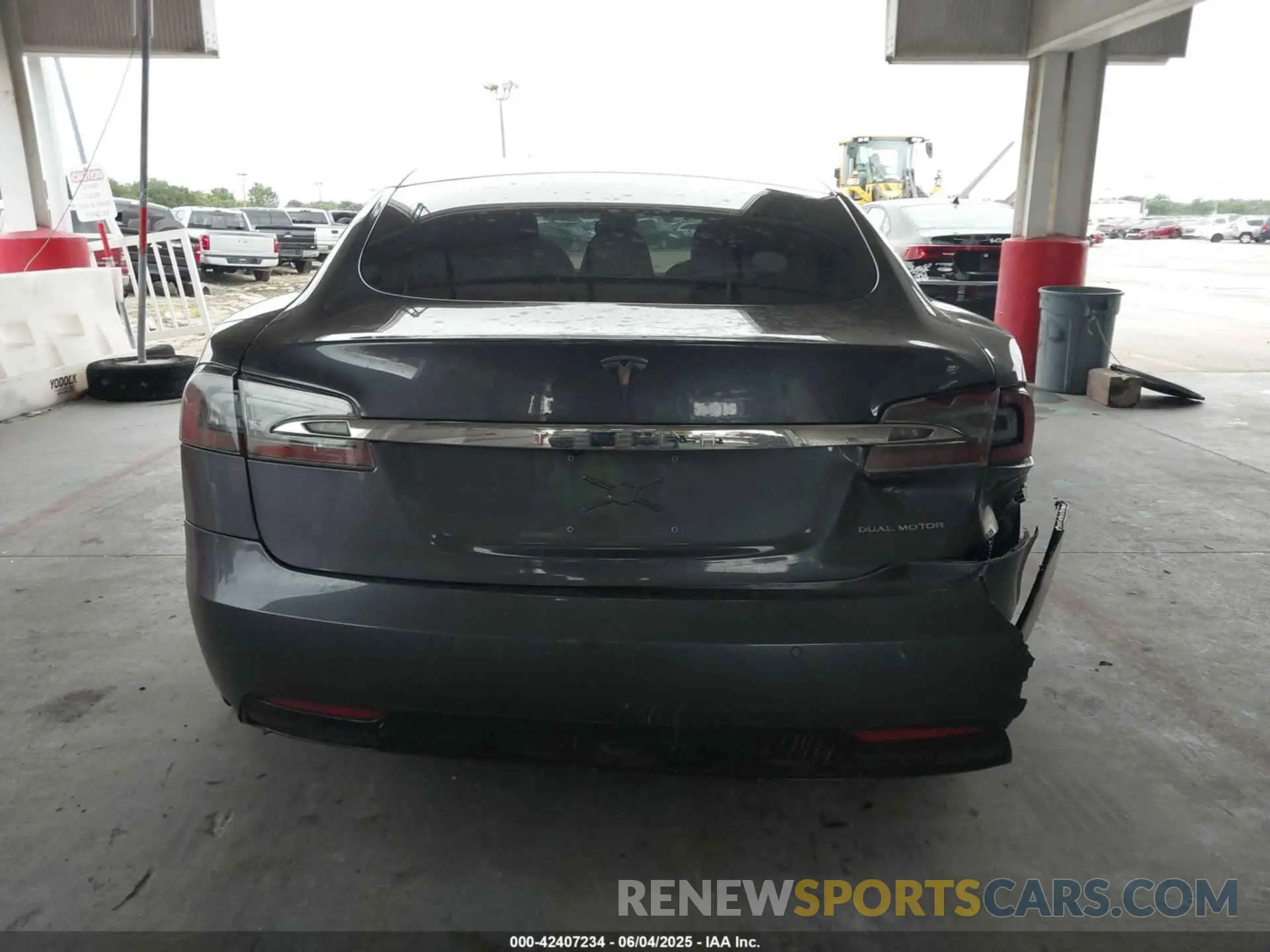 15 Photograph of a damaged car 5YJSA1E28MF421655 TESLA MODEL S 2021