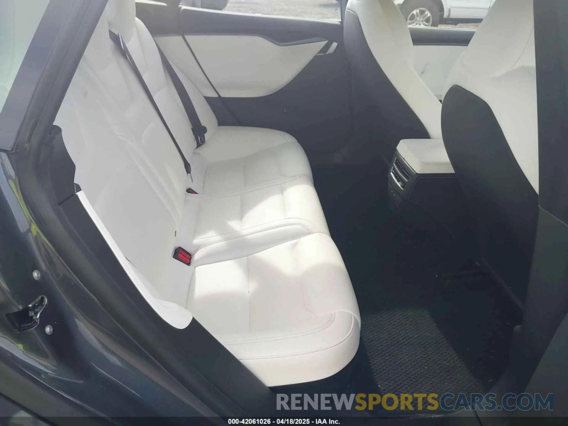8 Photograph of a damaged car 5YJSA1E46MF427813 TESLA MODEL S 2021