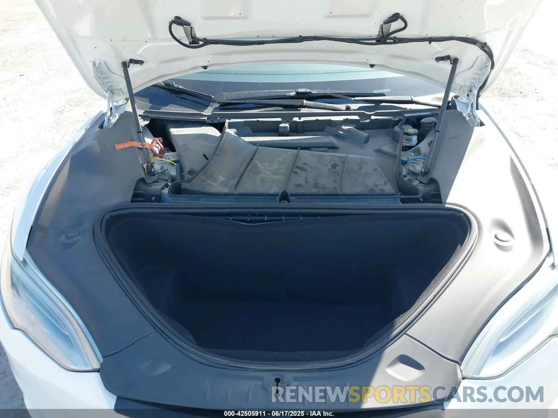 10 Photograph of a damaged car 5YJSA1E49MF426168 TESLA MODEL S 2021
