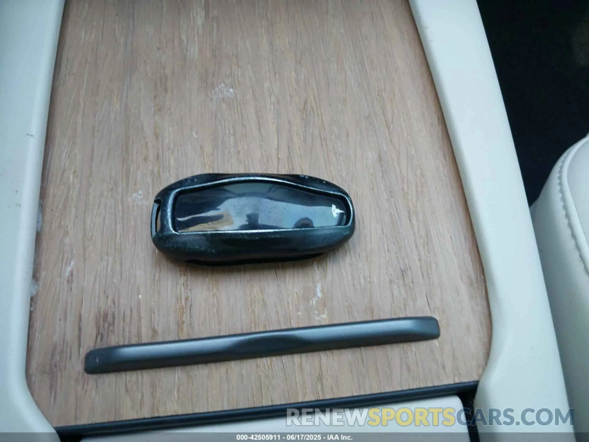 11 Photograph of a damaged car 5YJSA1E49MF426168 TESLA MODEL S 2021